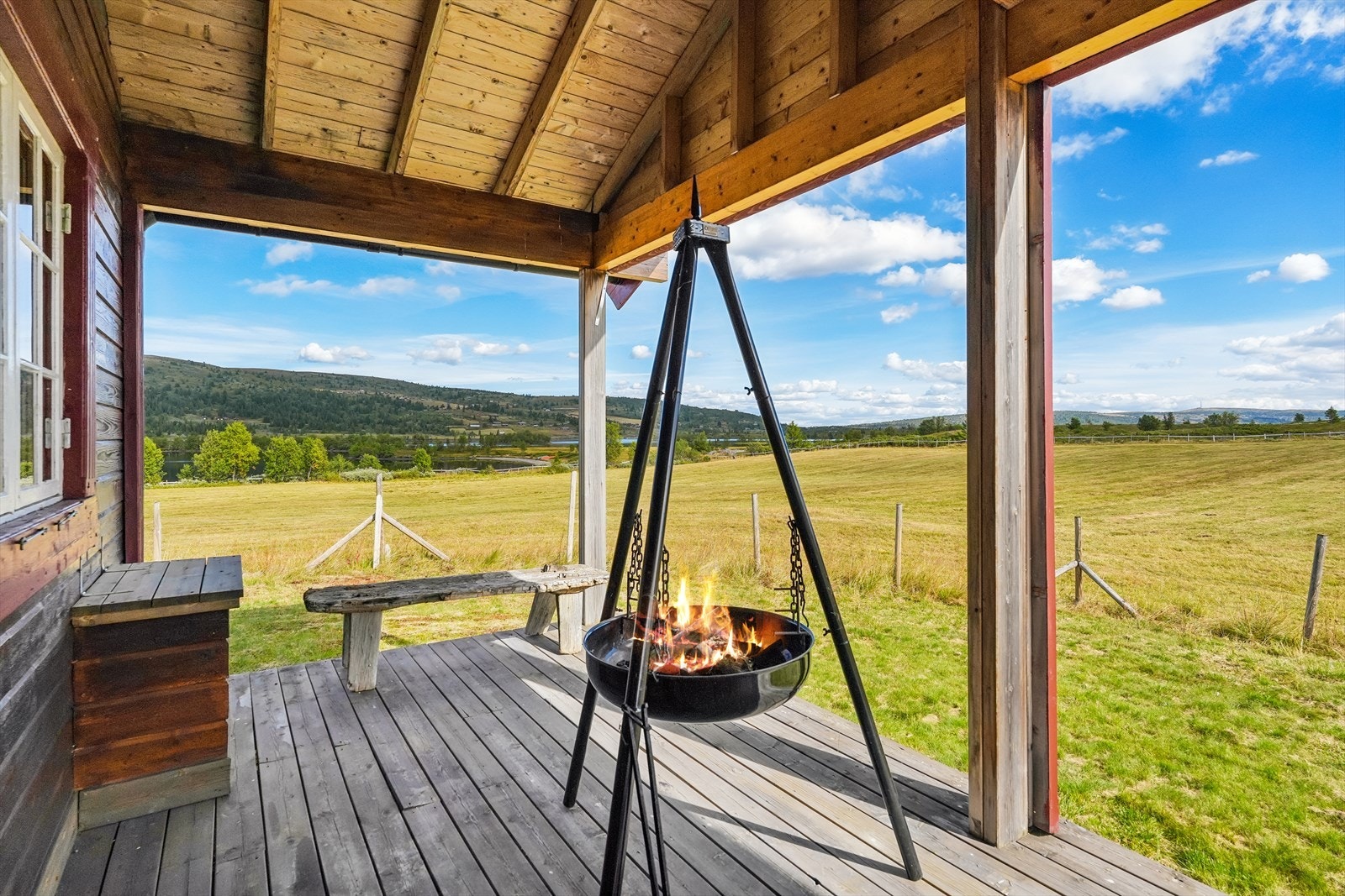 Med overbygd inngangparti og terrasse kan solrike dager og lune kvelder enkelt nytes ute i det fri. Galleribilde