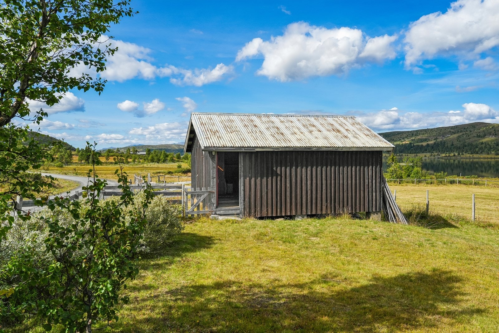 I uthuset er det ett større lagerrom for oppbevaring av ved, redskap o.l. Et større aggregat tilknyttet sælet for tilleggsstrøm er også plassert her. Galleribilde
