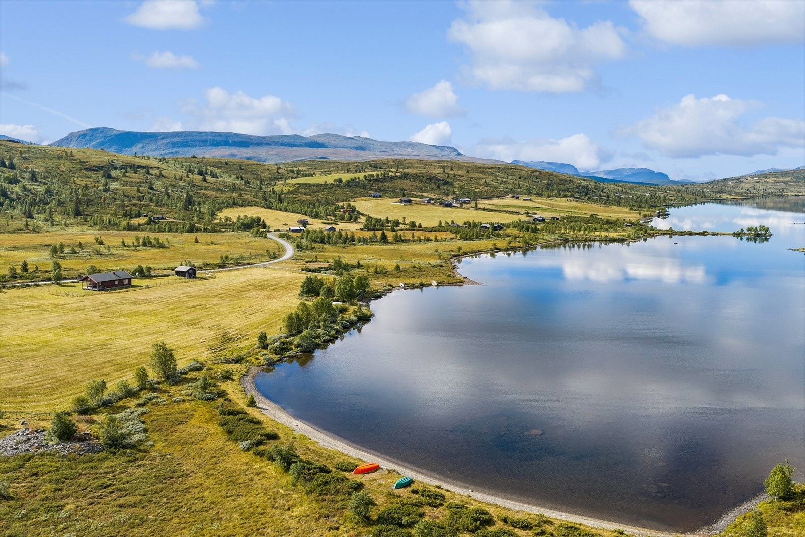I tillegg til gårdstun, jorder, skog og støl, følger det fiskerettigheter med eiendommen, så her er det mye plass og mange muligheter for den som ønsker seg både småbruk og støl. Galleribilde