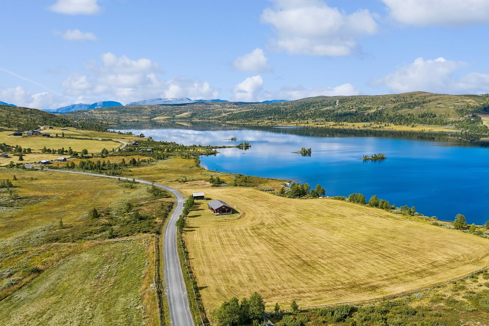 Eiendommen ligger i Vestre Slidre statsallmenning i svakt hellende terreng ned mot vannet. Dette er et vakkert område hvor stillheten, utsikten, turterrenget og tilgangen til et vakkert fjellvann gjør stølen meget spesiell. Galleribilde