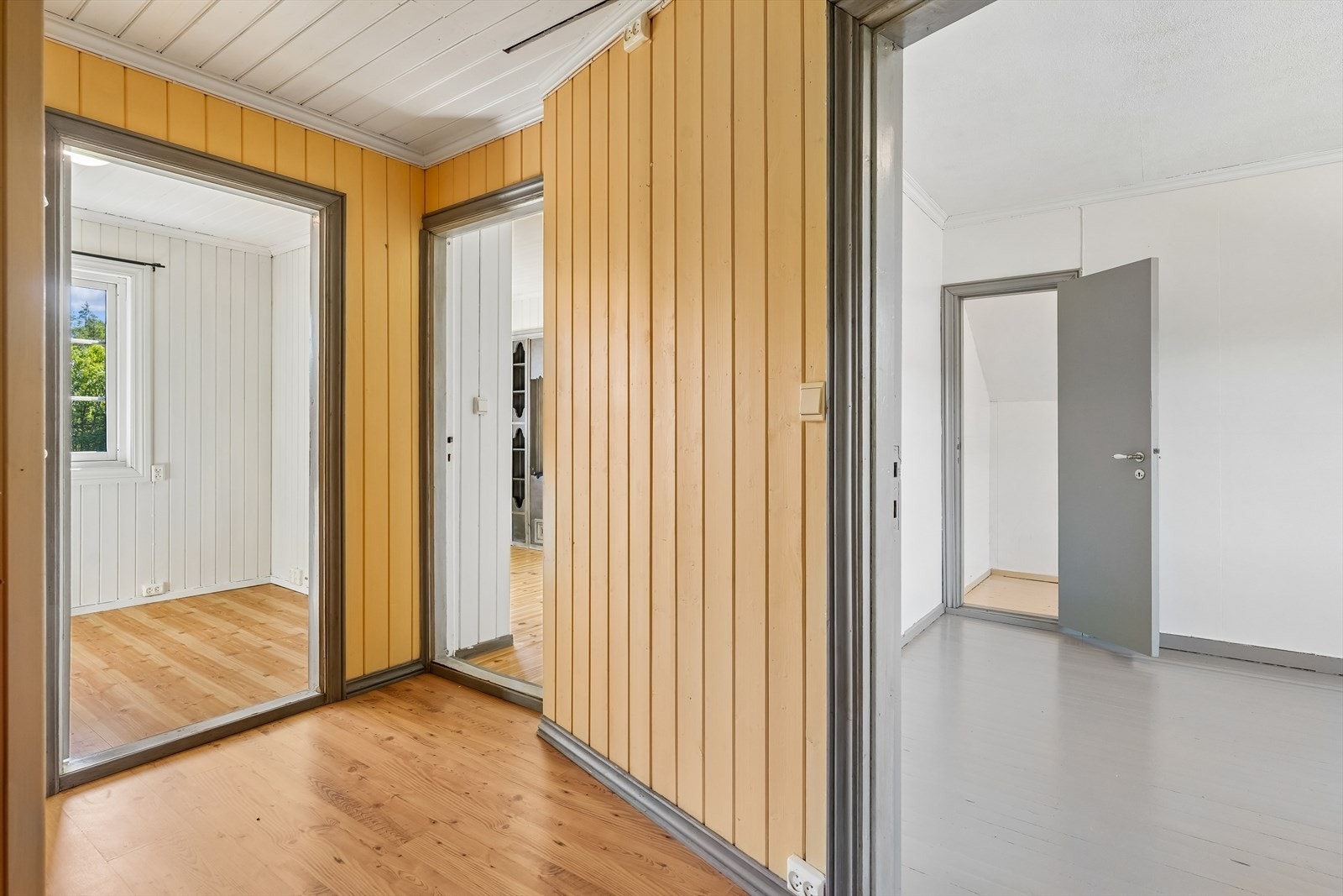 I etasjen er det tre soverom, vaskerom og bod samt to mindre kott. Galleribilde