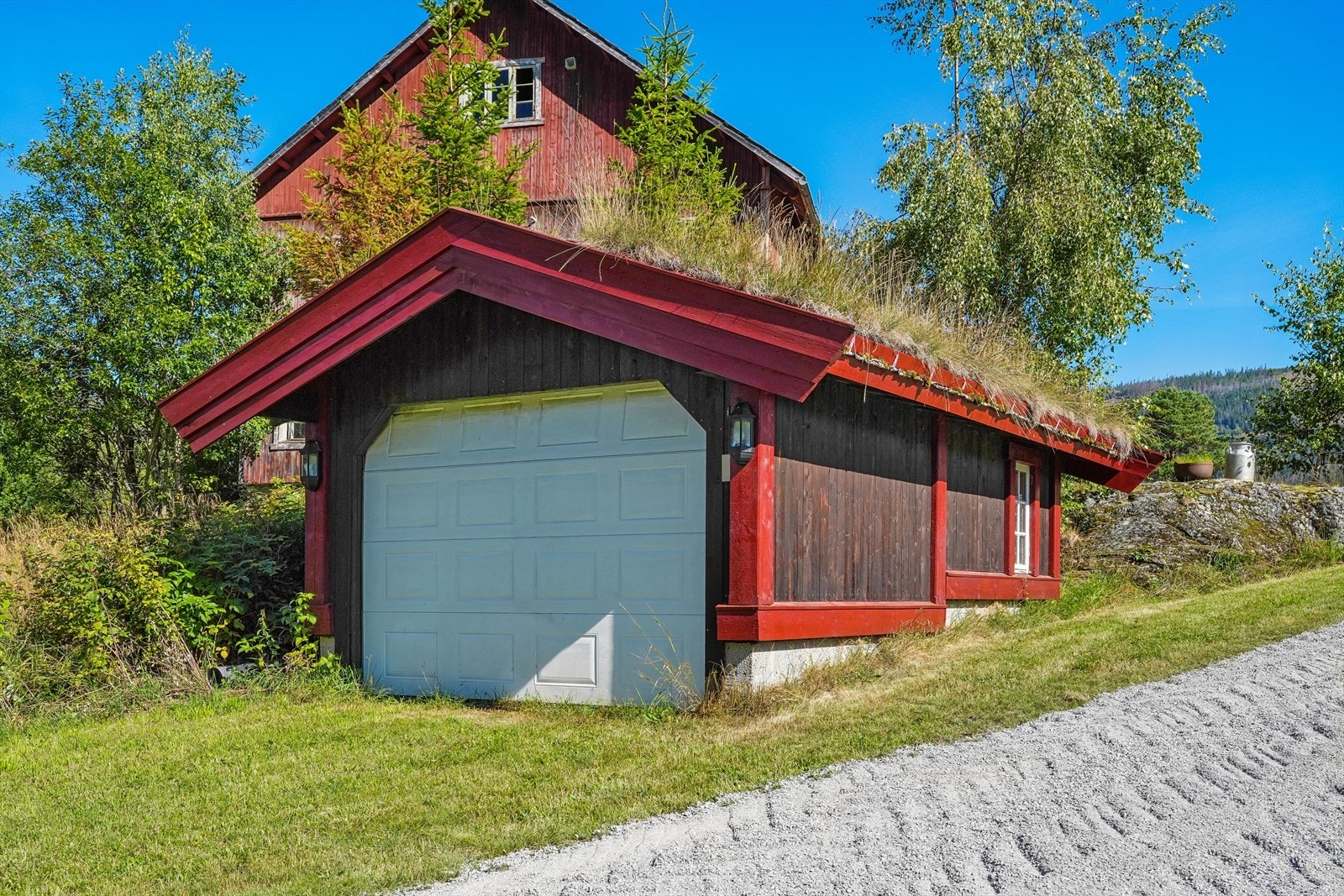 I 2005 ble det oppført en fin garasje i innkjøringen til tunet. Denne har torv på taket, innlagt strøm og plass til én bil. Galleribilde
