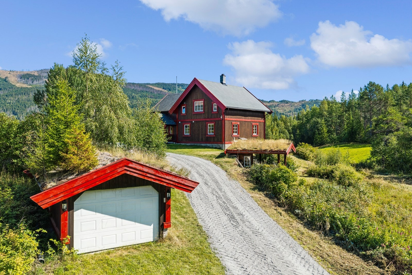Småbruket "Steinsrud" ligger fint til med lett adkomst på vestsiden av Slidrefjorden, mellom Riste bru og Einangsbrua. Her er det åpent og fritt med fin utsikt til Slidrefjorden, til Oleberg og mot Jotunheimen. Galleribilde