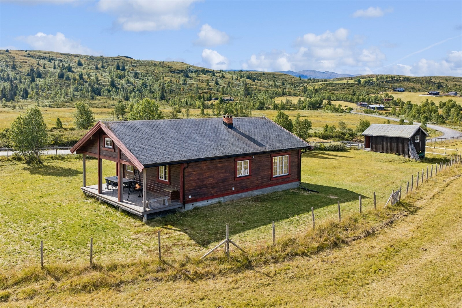 Sæl og uthus ligger inngjerdet øverst på stølsvollen. Galleribilde