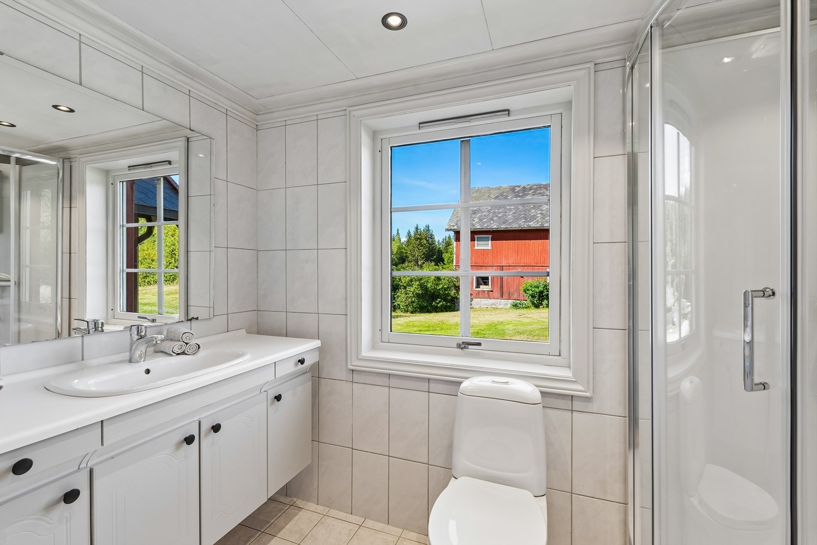 Boligen har et flislagt bad fra 1997. Som i flere av boligens øvrige rom er badet utstyrt med downlights som gir god belysning. Galleribilde