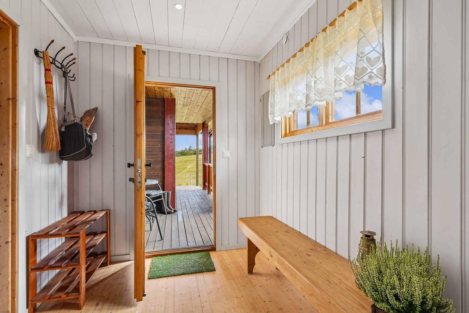 I den romslige gangen er det god plass til yttertøy. Galleribilde