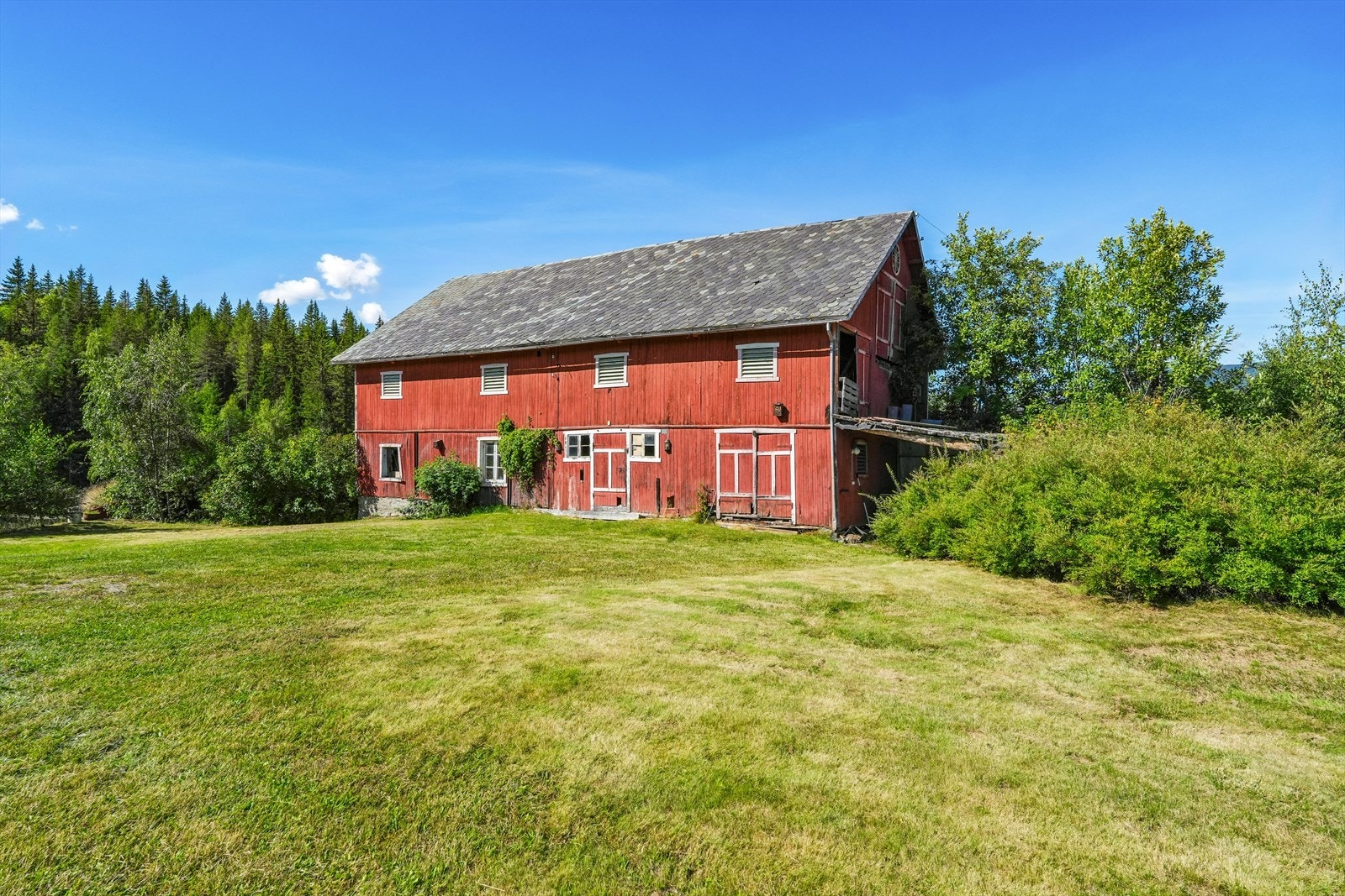 På tunet er det en større driftsbygning med husdyrrom/fjøsdel for kyr og melkeproduksjon. Galleribilde