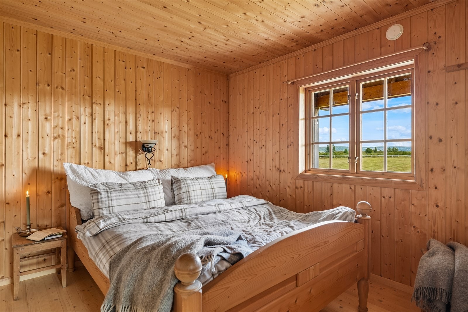 Sælet har tre soverom, hvorav ett med plass til dobbeltseng. Galleribilde