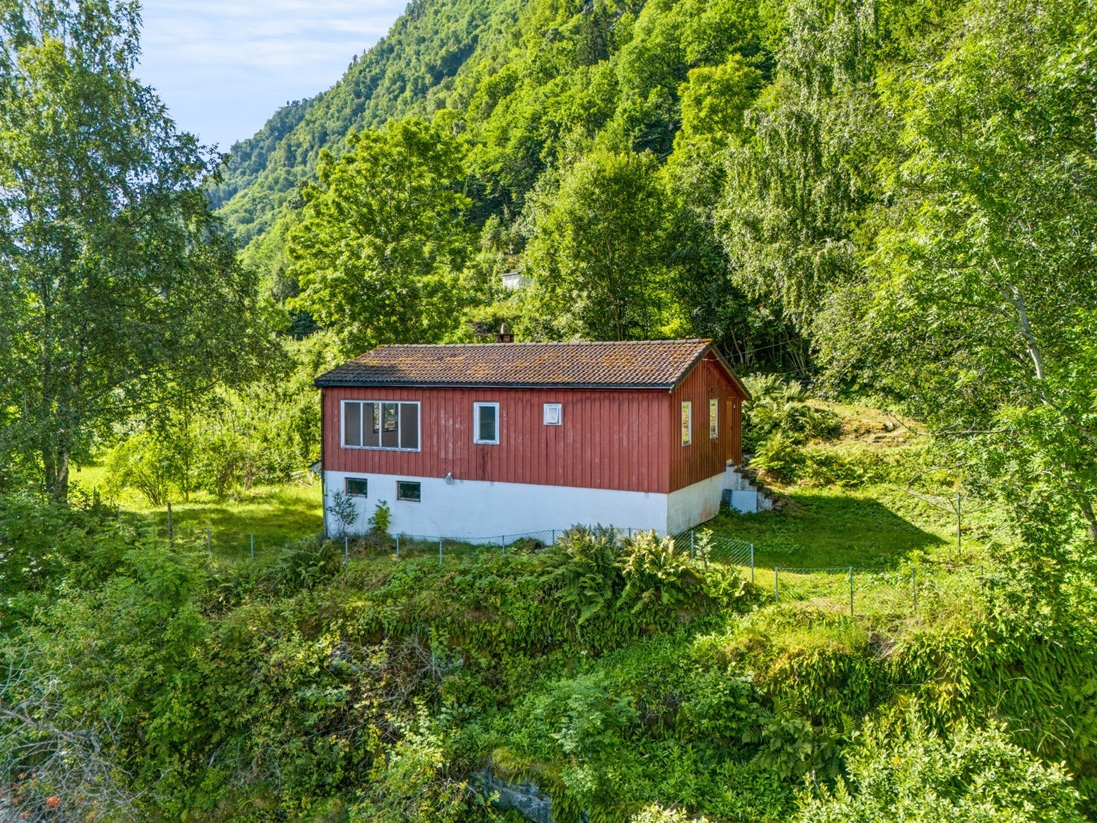 - Eiendommen har en opparbeidet tomt med hage. Eiendommen fremstår med eldre standard. - Galleribilde