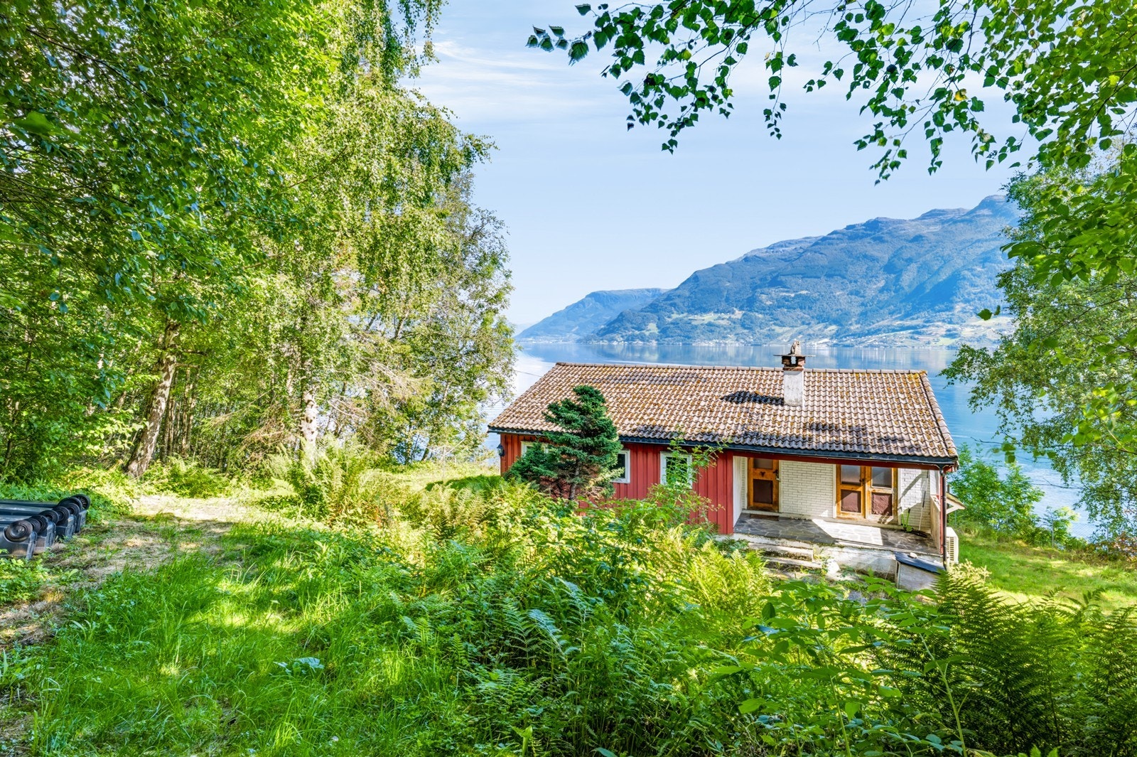 - Området er omgitt av storslått vestlandsnatur med fjord, bratte fjellsider og vakkert kulturlandskap. Her bor man landlig og tilbaketrukket, samtidig som det er kort vei til lokale fasiliteter og servicetilbud. - Galleribilde