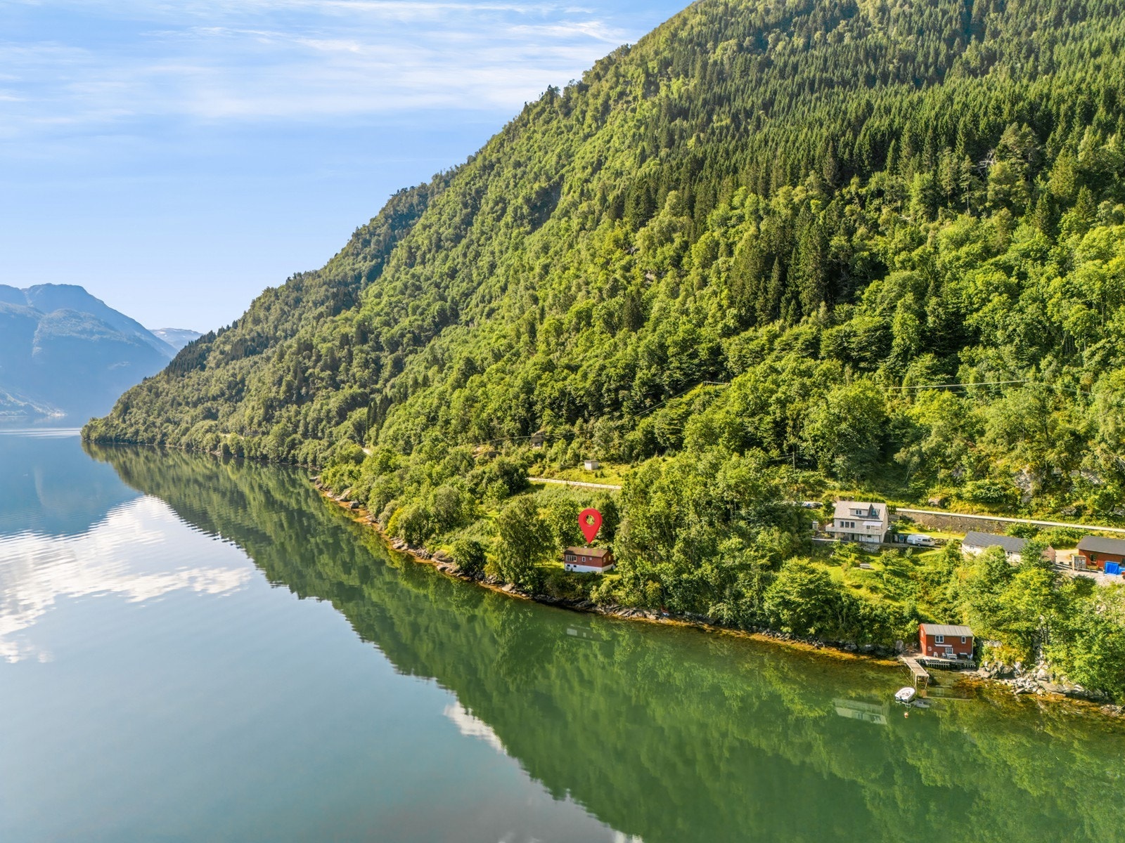 - Enebolig med landlig og usjenert beliggenhet på Nå i Sørfjorden, med vakker fjordutsikt og nærhet til sjø, natur og friluftsliv. - Galleribilde