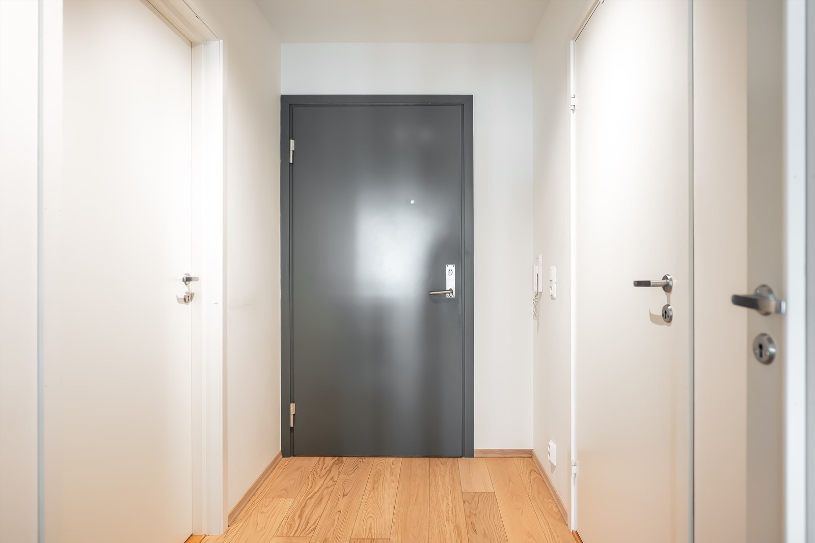 Entré og gang med plass til oppbevaring av yttertøy og sko. Galleribilde