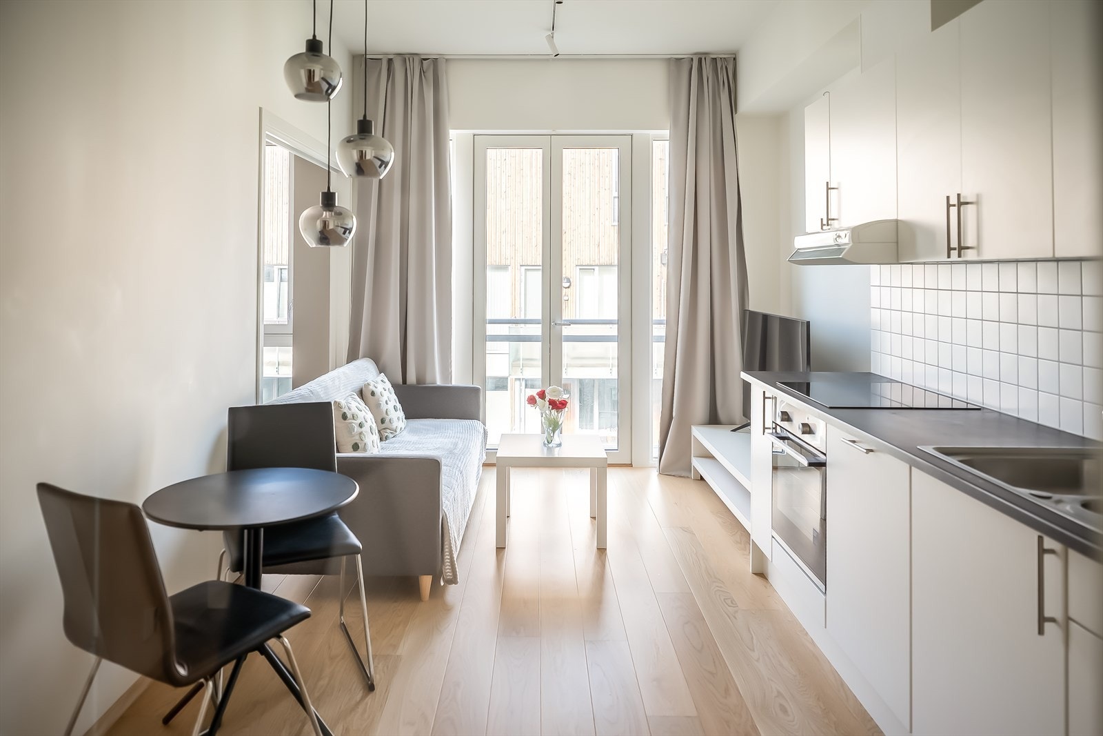 Her får du moderne kvaliteter fra nyere byggeår (2021) med bl.a. balansert ventilasjon, fjernvarme og store vindusflater. Galleribilde