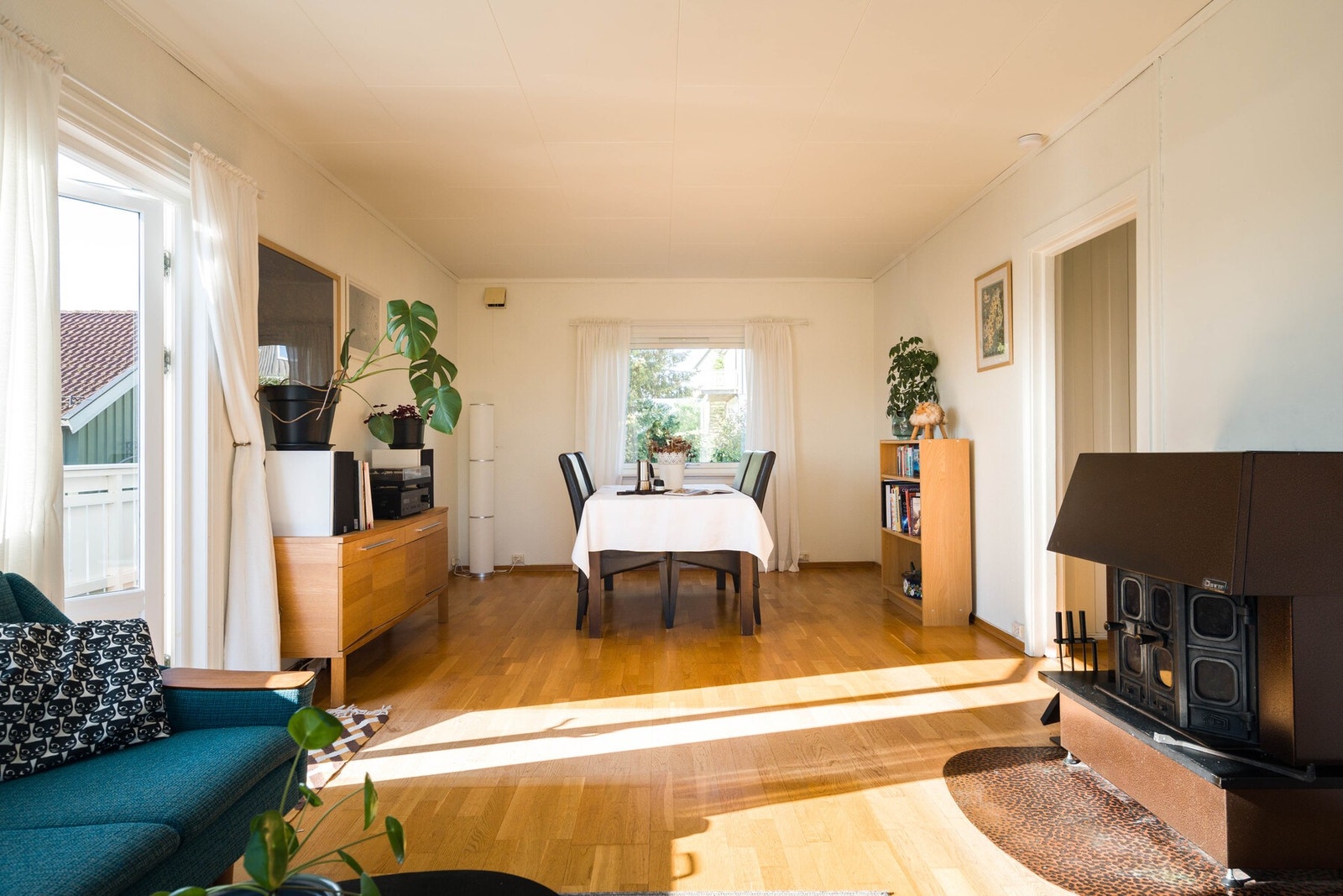 Rommet byr på fleksible innredningsmuligheter og har plass til både sittegruppe og spisebordsarrangement uten at det går på bekostning av åpenheten i rommet. Galleribilde
