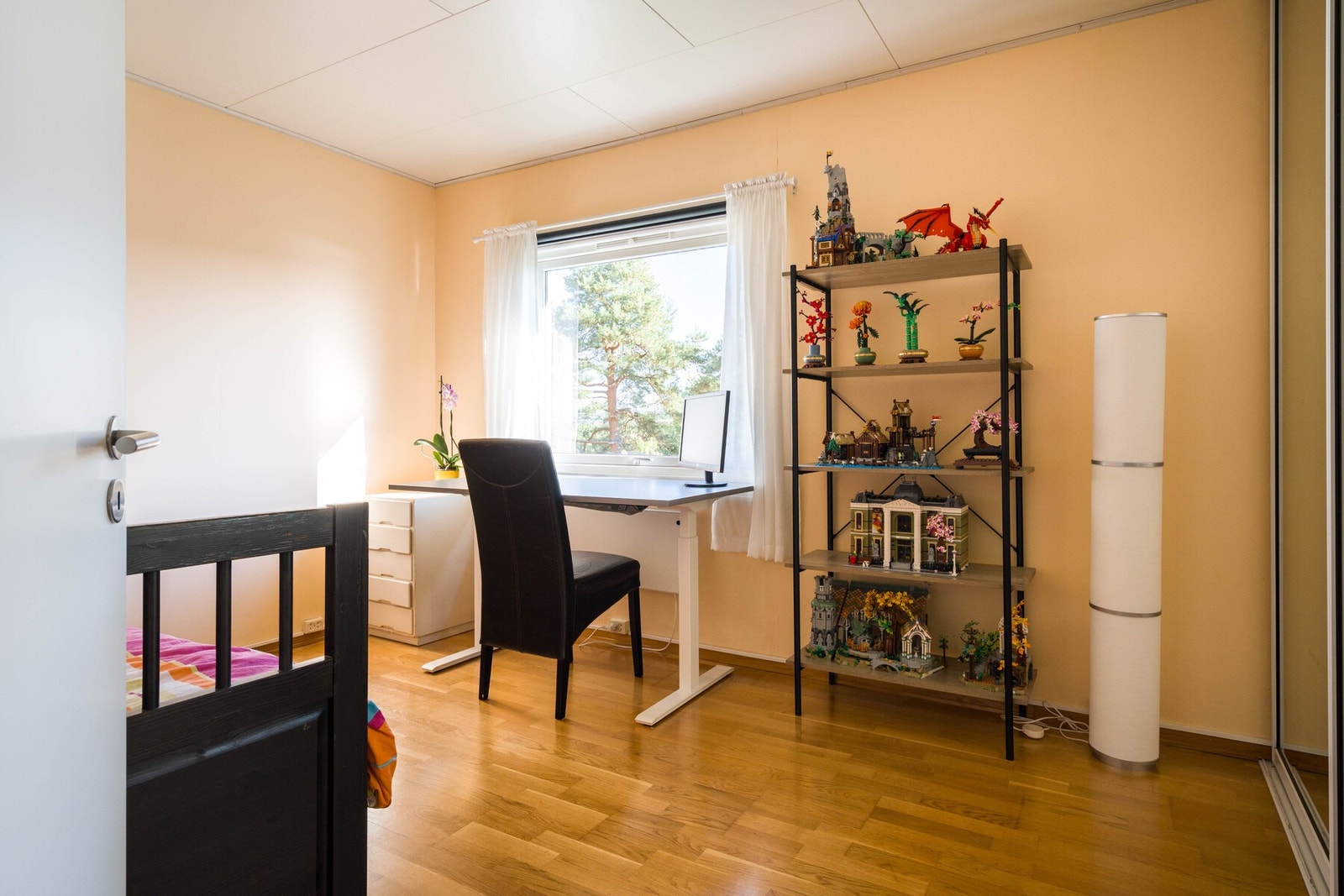 Rommet er romslig nok til å huse en stor dobbeltseng og ytterligere møblement uten at det går på bekostning av romfølelsen. Galleribilde