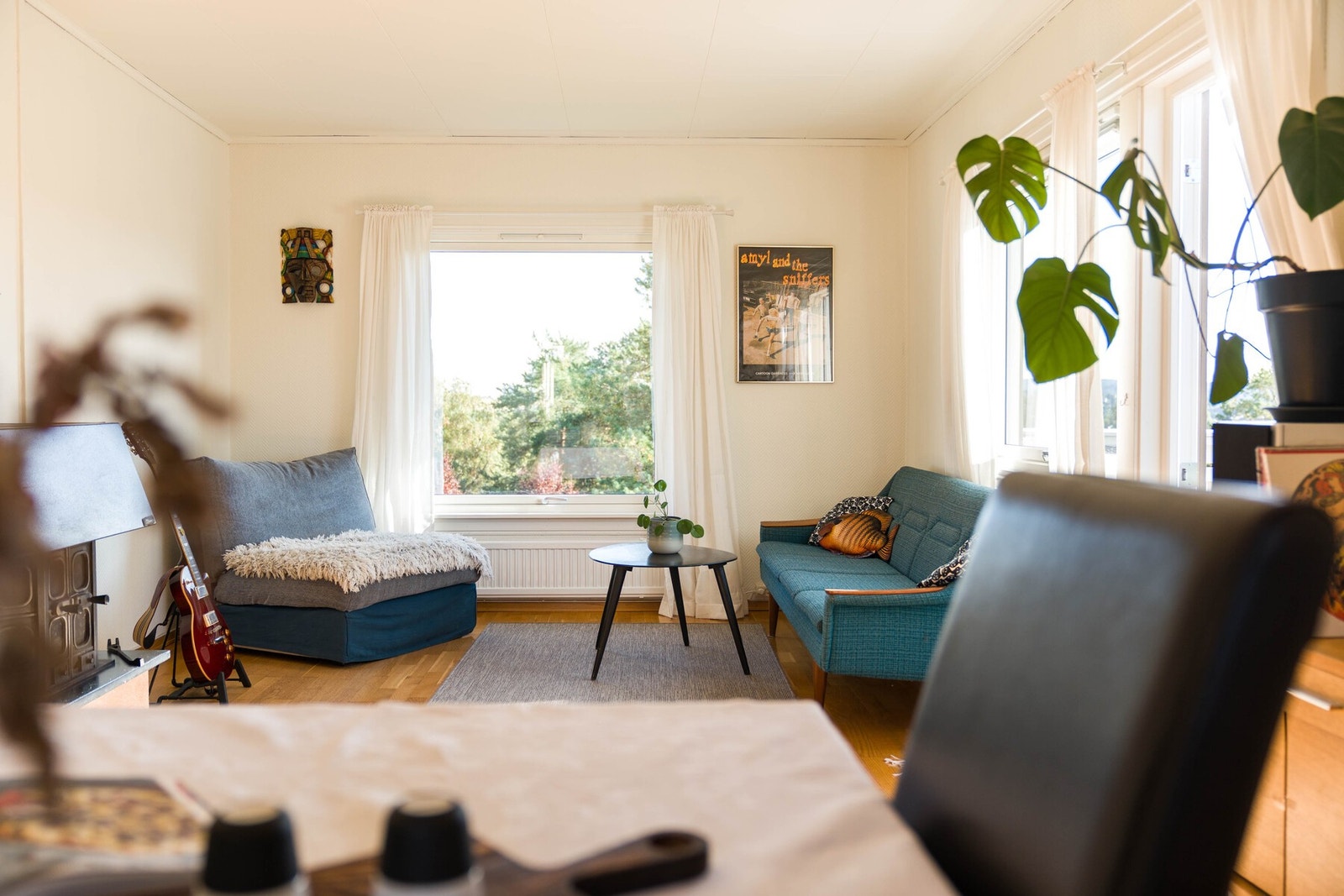 Store vinduer slipper inn rikelig med naturlig lys og skaper en lun atmosfære. Galleribilde