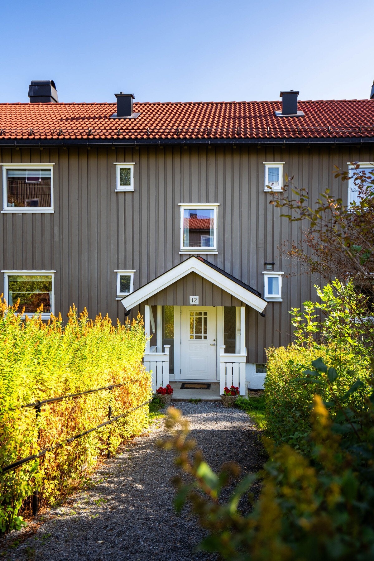 Området byr på offentlig kommunikasjon via buss og tog. Fra leiligheten er det ca. 700 meter til Sagdalen stasjon med tog til Oslo, Lillestrøm sentrum, Asker og Drammen. Fra Lillestrøm stasjon tar toget deg til Oslo S på ca. 10 min og til Oslo Lufthavn på Galleribilde