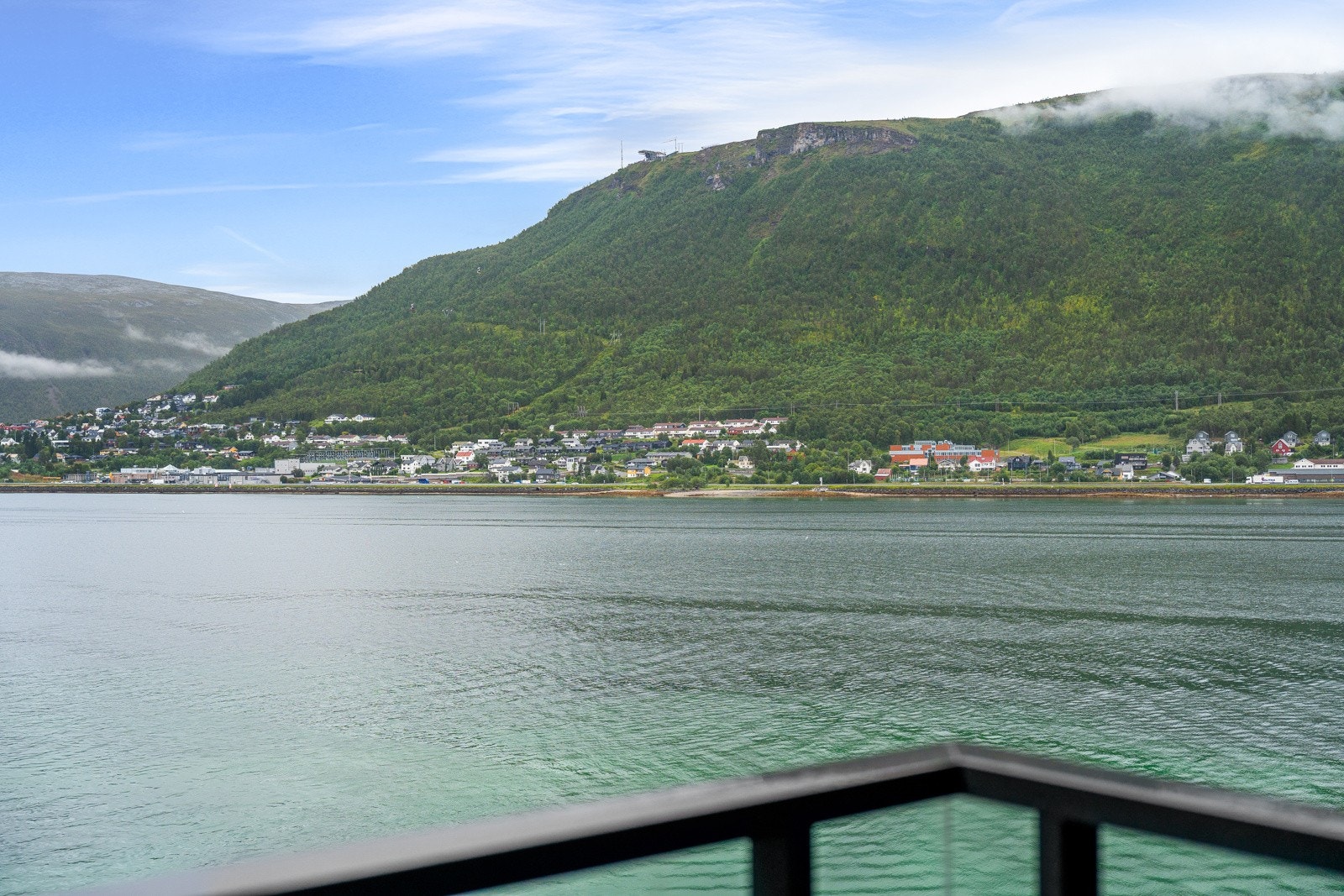 Nydelig utsikt over Tromsøysundet og over mot Fjellheisen.