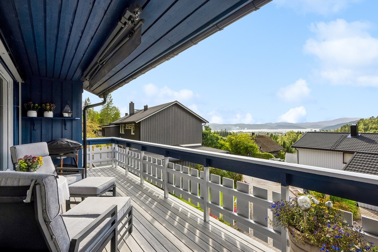 Overbygd terrasse med flott utsikt og gode lys- og solforhold. Galleribilde