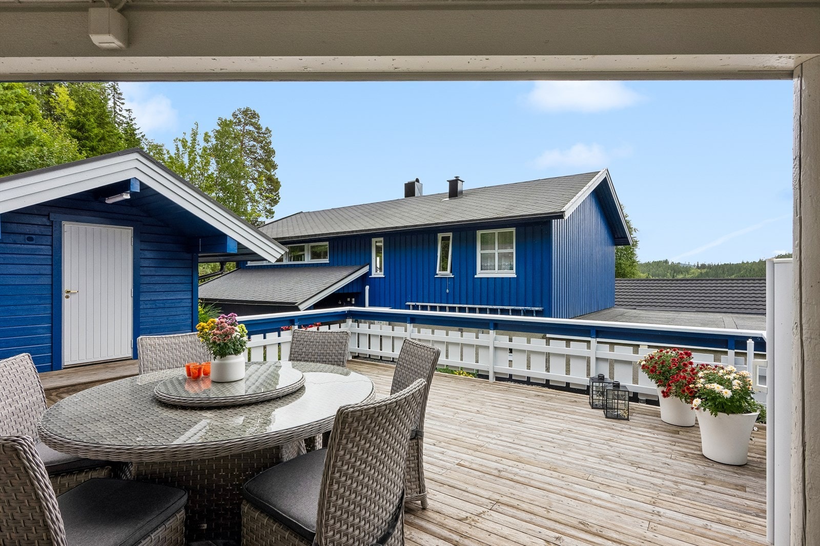 Gapahuk og terrasse bak boligen. Galleribilde