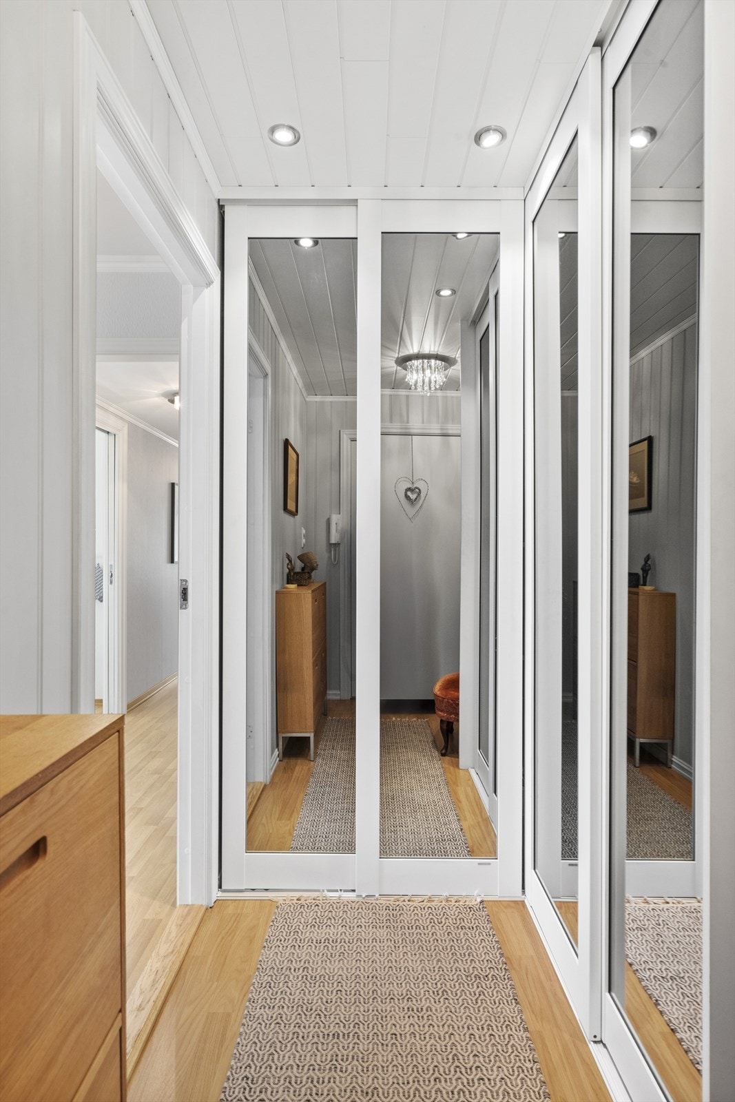 Entréen er innbydende, med en skyvedørsgarderobe som gir god oppbevaringsplass. Galleribilde