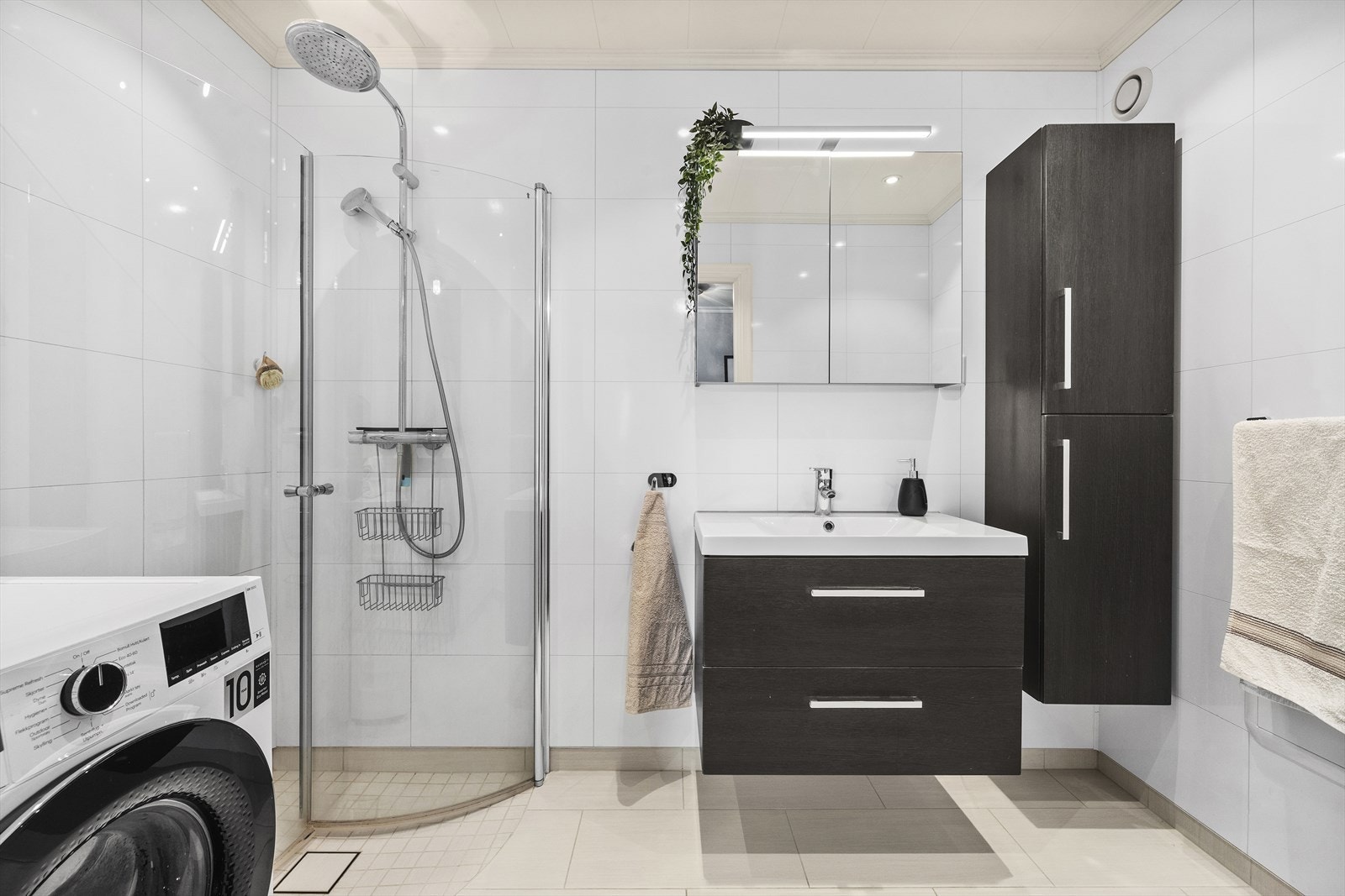 Badet ble oppgradert i 2018 og har flislagt gulv med varmekabler. Galleribilde