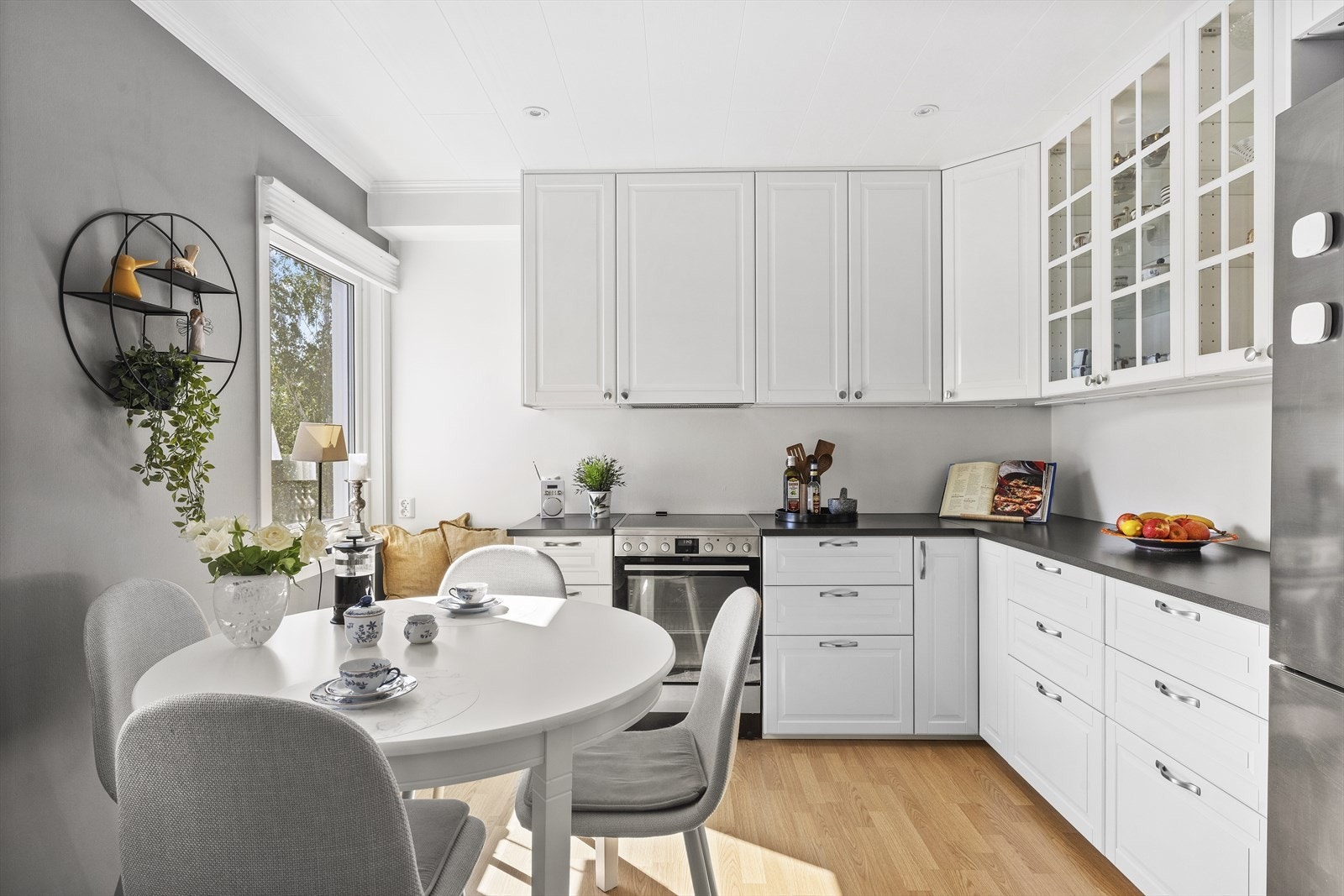 Her er det også plass til et koselig frokostbord, samt hyggelig utsyn fra kjøkkenvinduet. Galleribilde