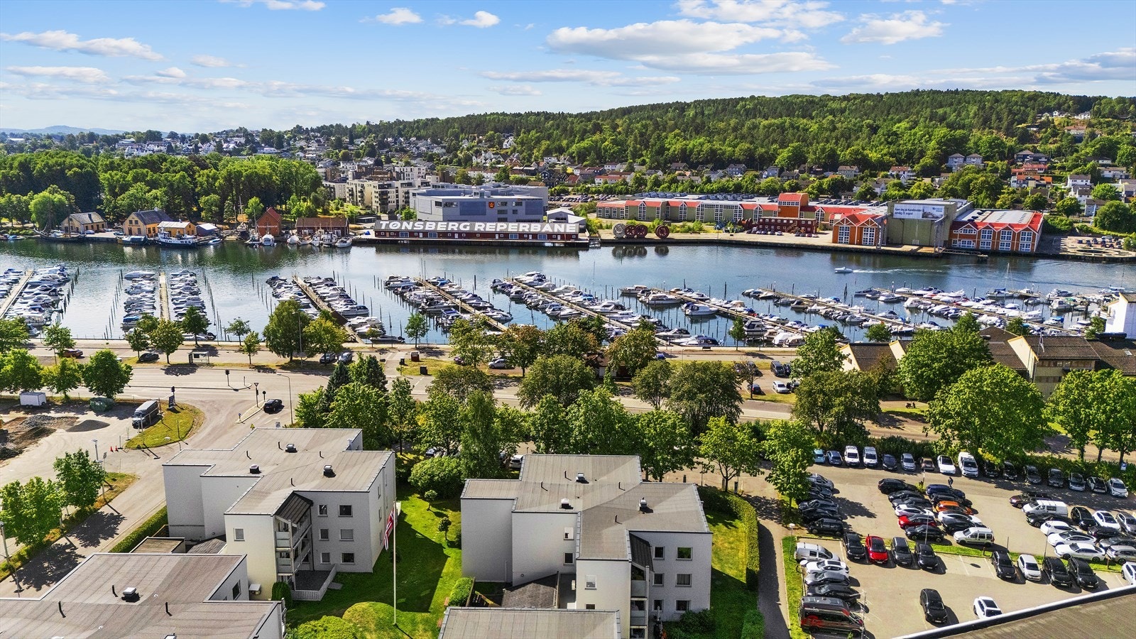 Like i nærheten ligger brygga og sjøkanten - ideelt for en rolig kveldstur eller en kaffekopp med utsikt over fjorden Galleribilde