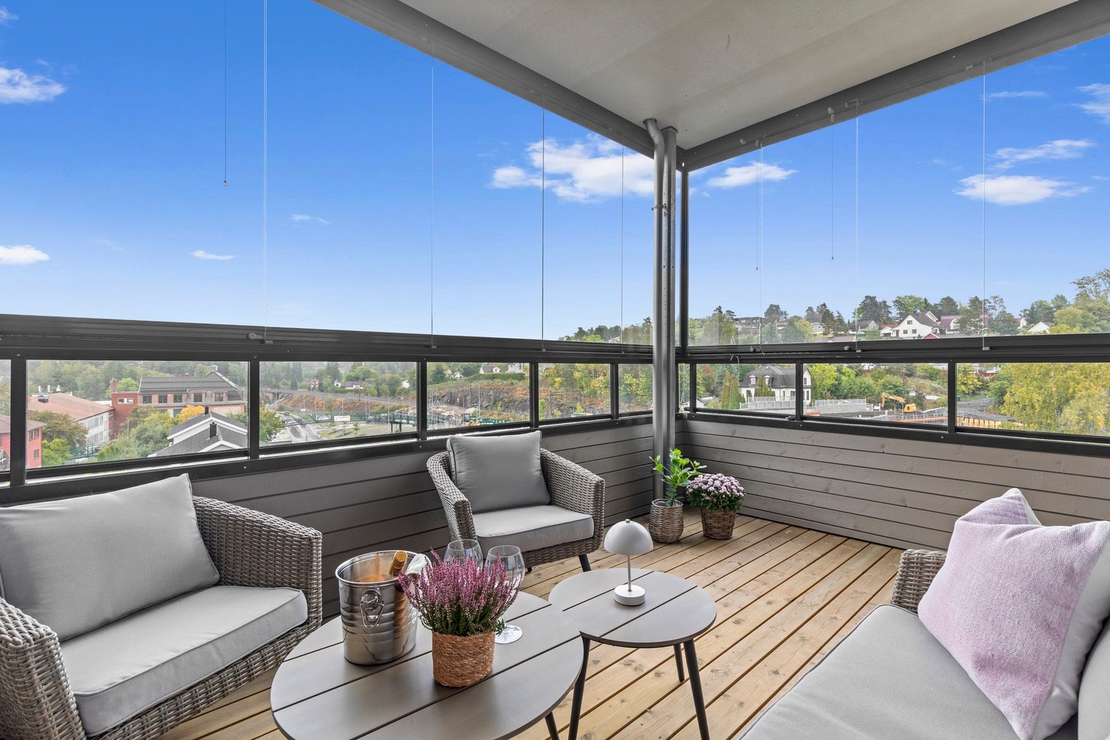 Fra stuen er det utgang til stor terrasse på 12 kvm. med flott utsikt. Galleribilde