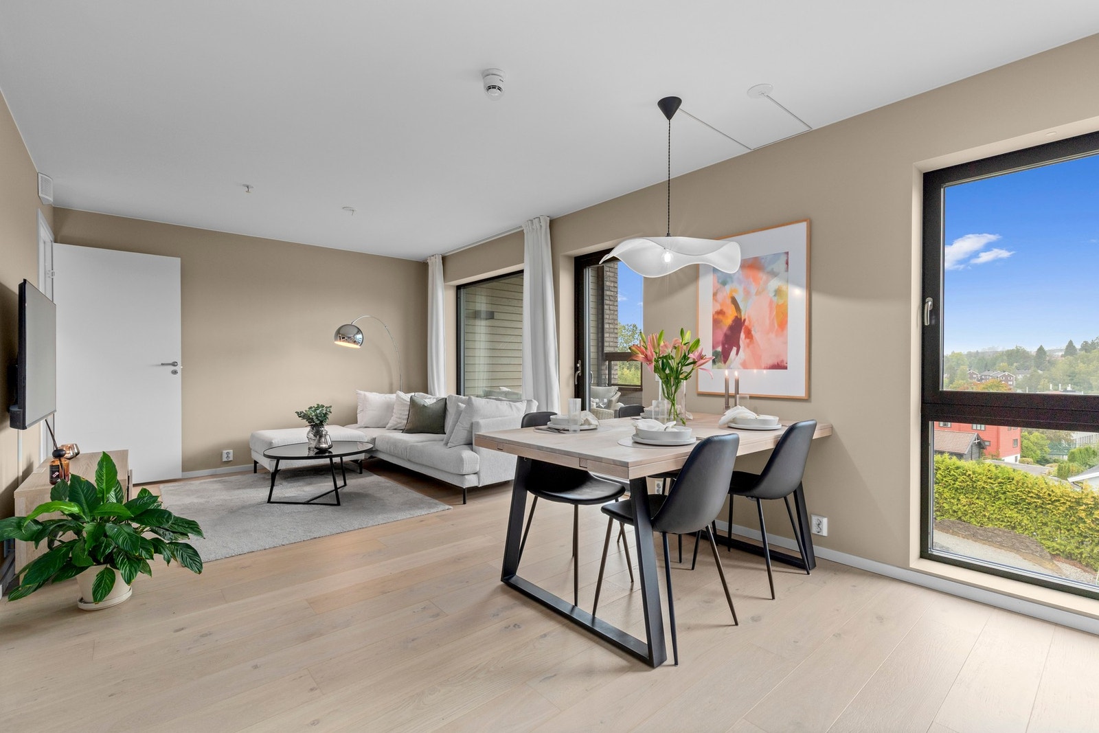 Lys stue med plass til både sofa og spisebord. Galleribilde