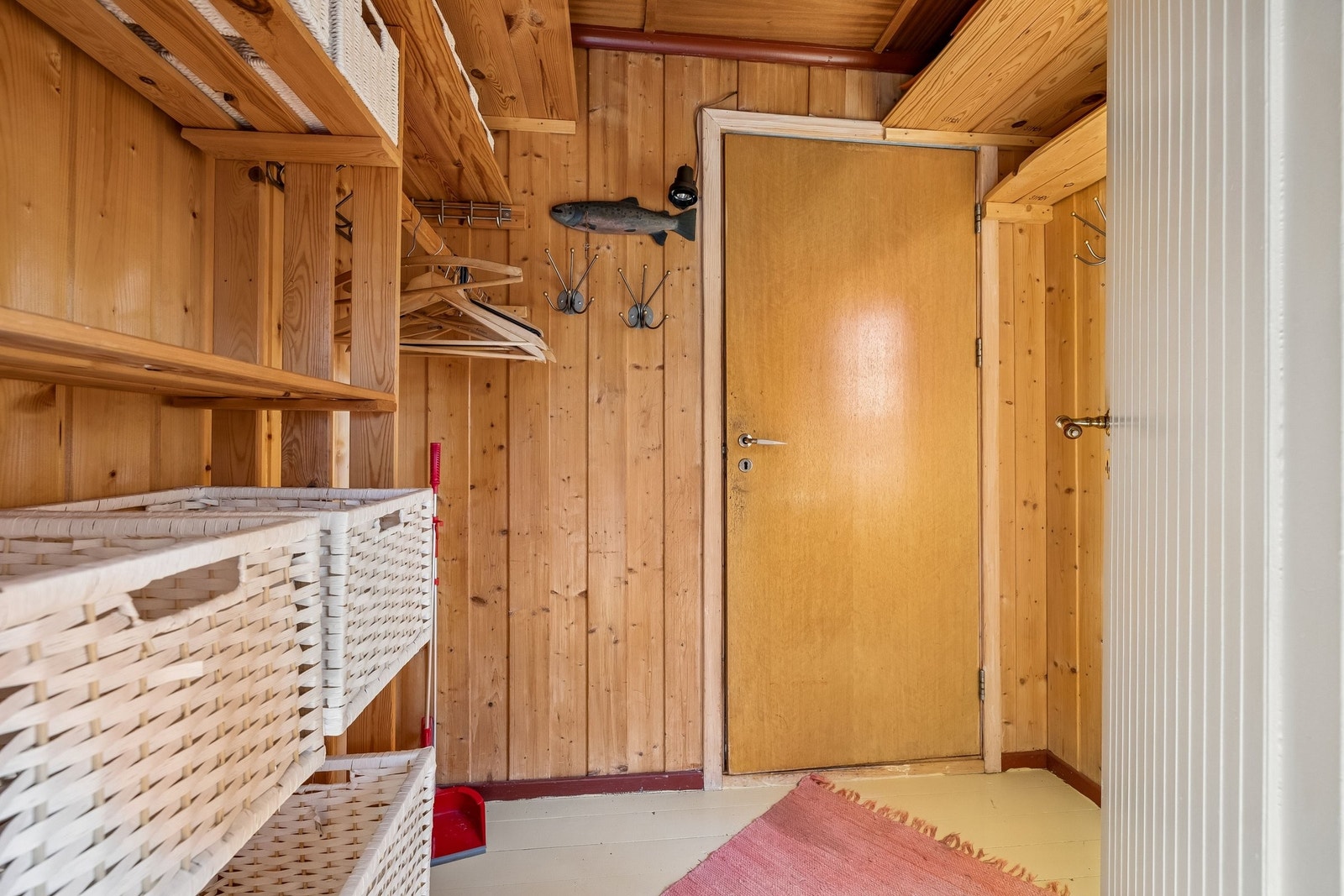 Inngang, garderobe med praktiske hyller og stang til å henge opp yttertøy. Galleribilde