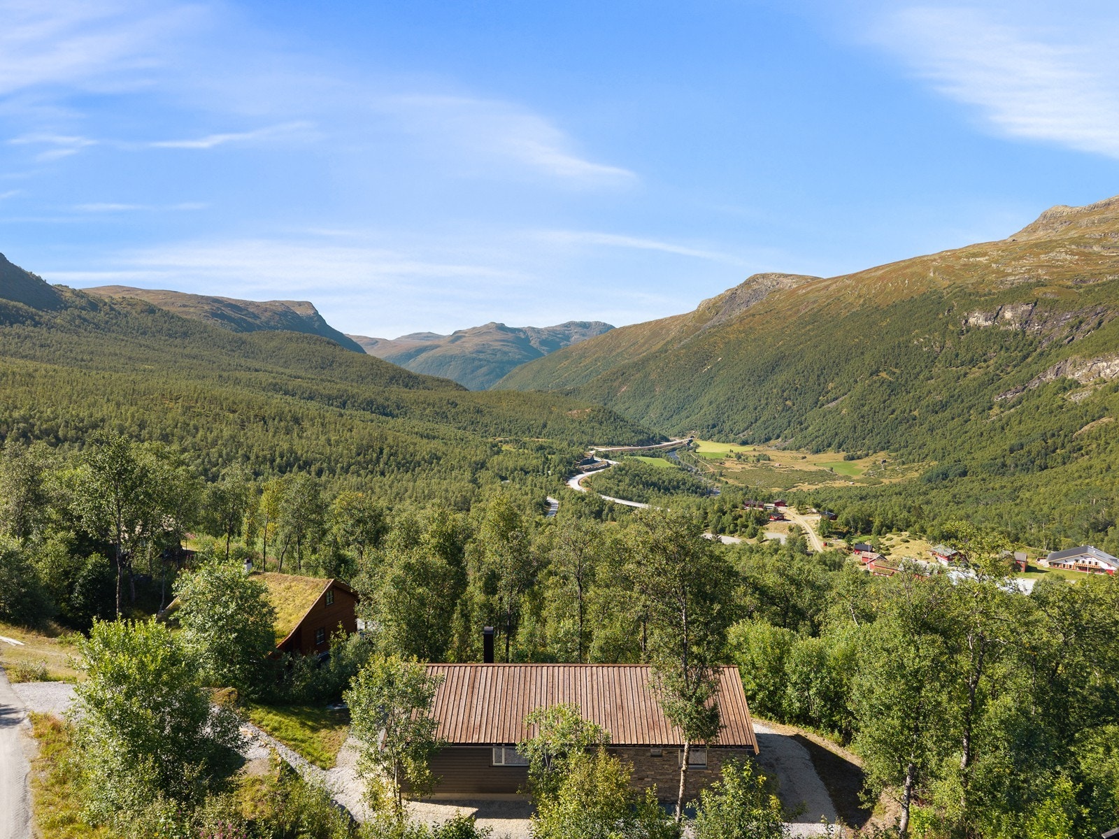 Her får du ein kombinasjon av flott fjellnatur, gode solforhold og utsikt til fjellområda som omkransar eigedomen. Galleribilde