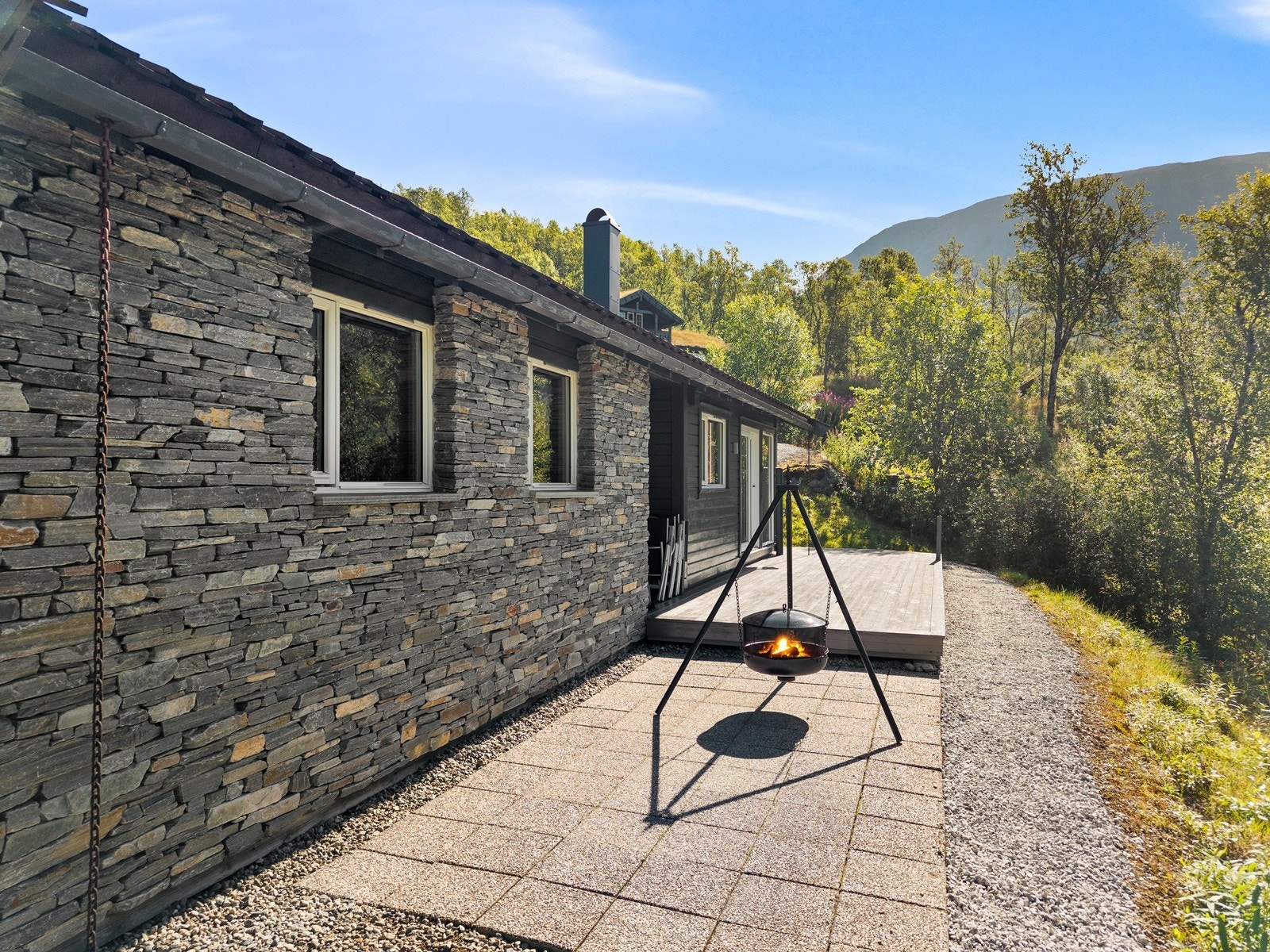 Ein har også steinbelagd plass ved terrassen - perfekt til bålpannekos. Galleribilde