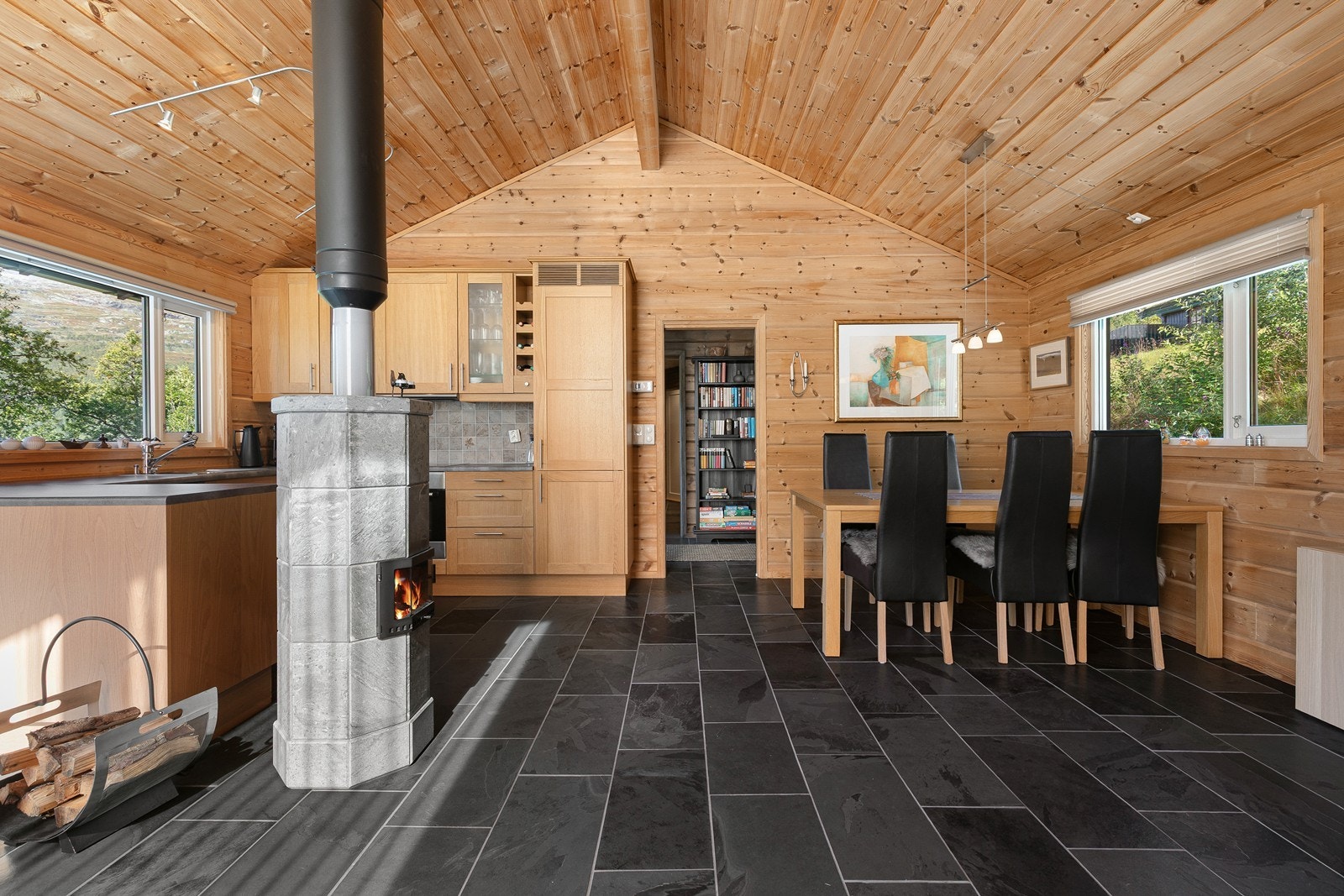 Vidare kjem du inn til ei åpen stove/kjøkkenløysing. Her har ein god takhøgde og gode vindaugsflater, som sikrar godt lysinnslepp og ein luftig atmosfære. Galleribilde