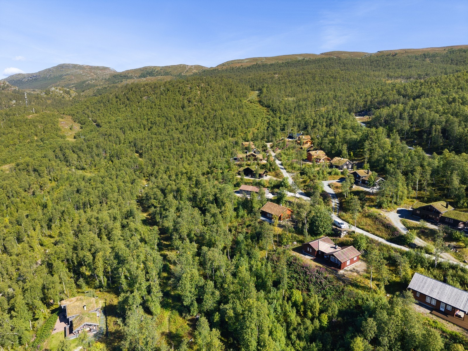 Frå hytta har du umiddelbar tilgang til flotte turområde sommar som vinter, med skiløype rett utanfor døra og kort veg til Tyin-Filefjell skisenter. Galleribilde