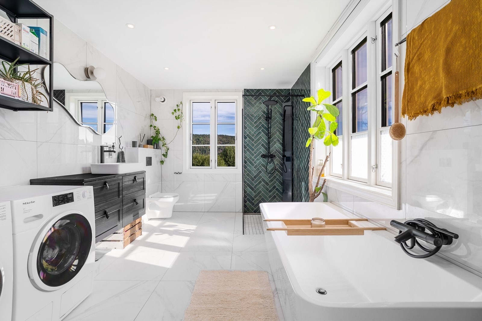 Nydelig, helfliset baderom med varme i gulv! Badet er nytt i 2021. Galleribilde
