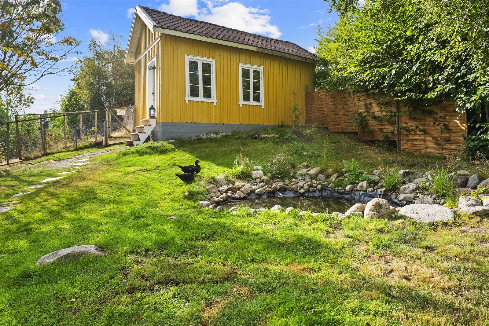 Koselig dam er etablert mellom bryggerhuset og våningshuset. Galleribilde