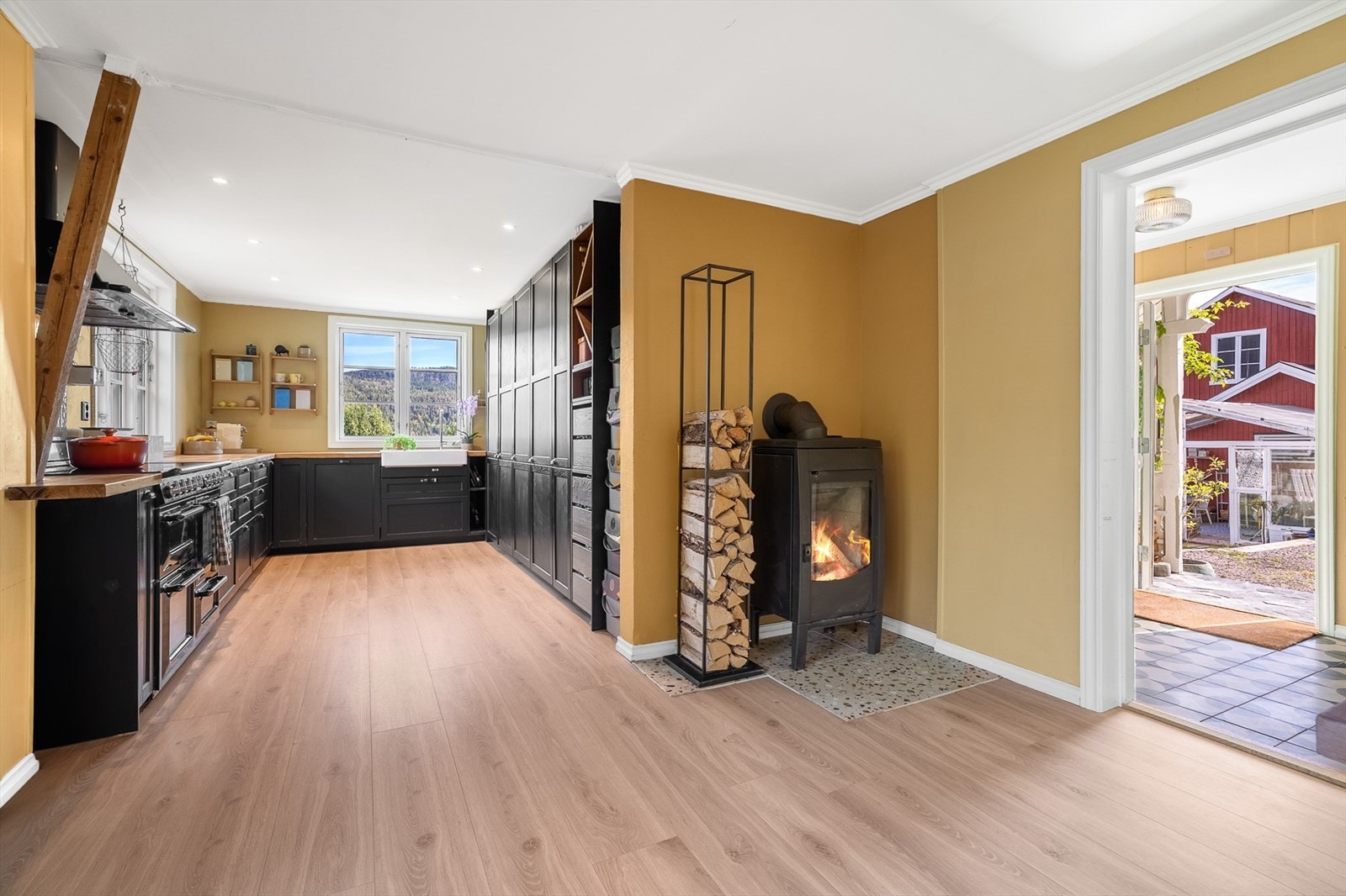 Dette er en flott og klassisk familiebolig, preget av materialvalg som ivaretar den sjarmerende standarden, samtidig som fargesatte rom gir et personlig og unikt preg! Galleribilde