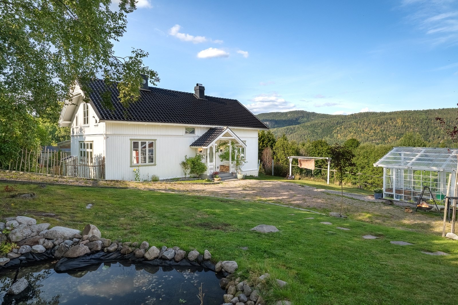Idylliske, landlige og rolige omgivelser omkranser denne eiendommen. Galleribilde