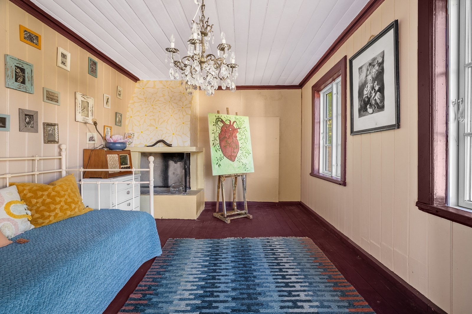 Innredet rom i bryggerhuset - peisen er ikke funksjonell pr i dag. Galleribilde