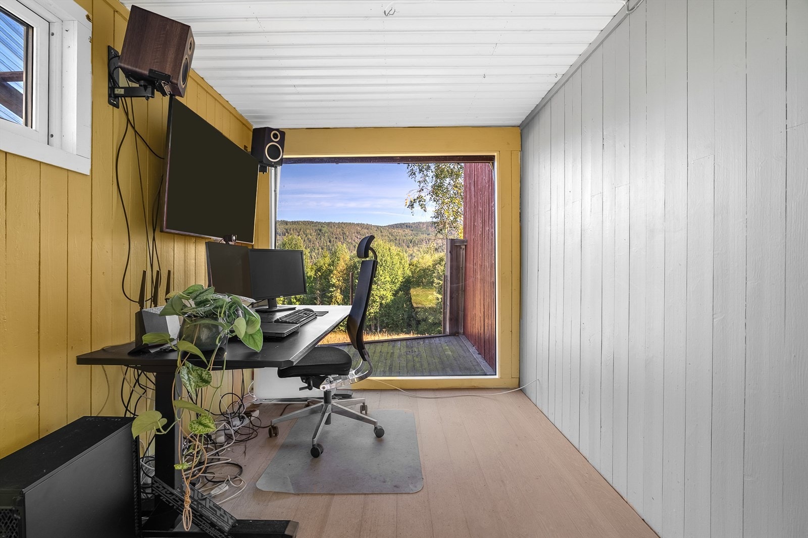Innredet rom i låvebygningen. Galleribilde