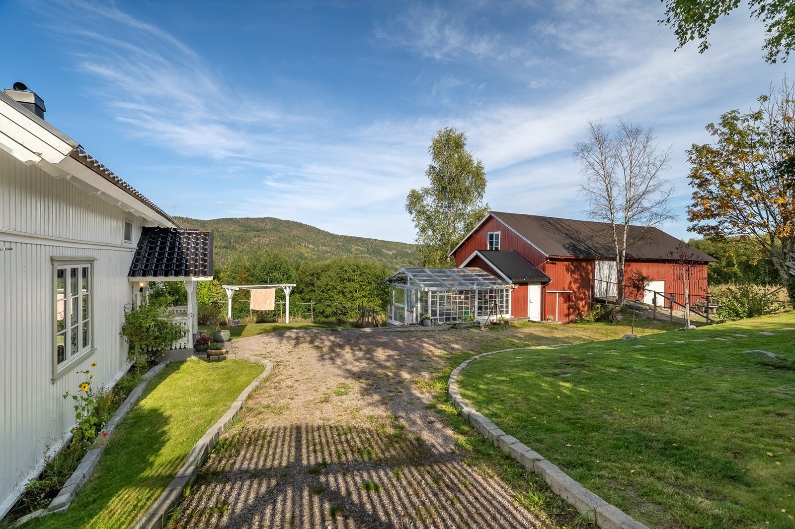 Her kan man leve ut småbruksdrømmen i idylliske omgivelser! Galleribilde