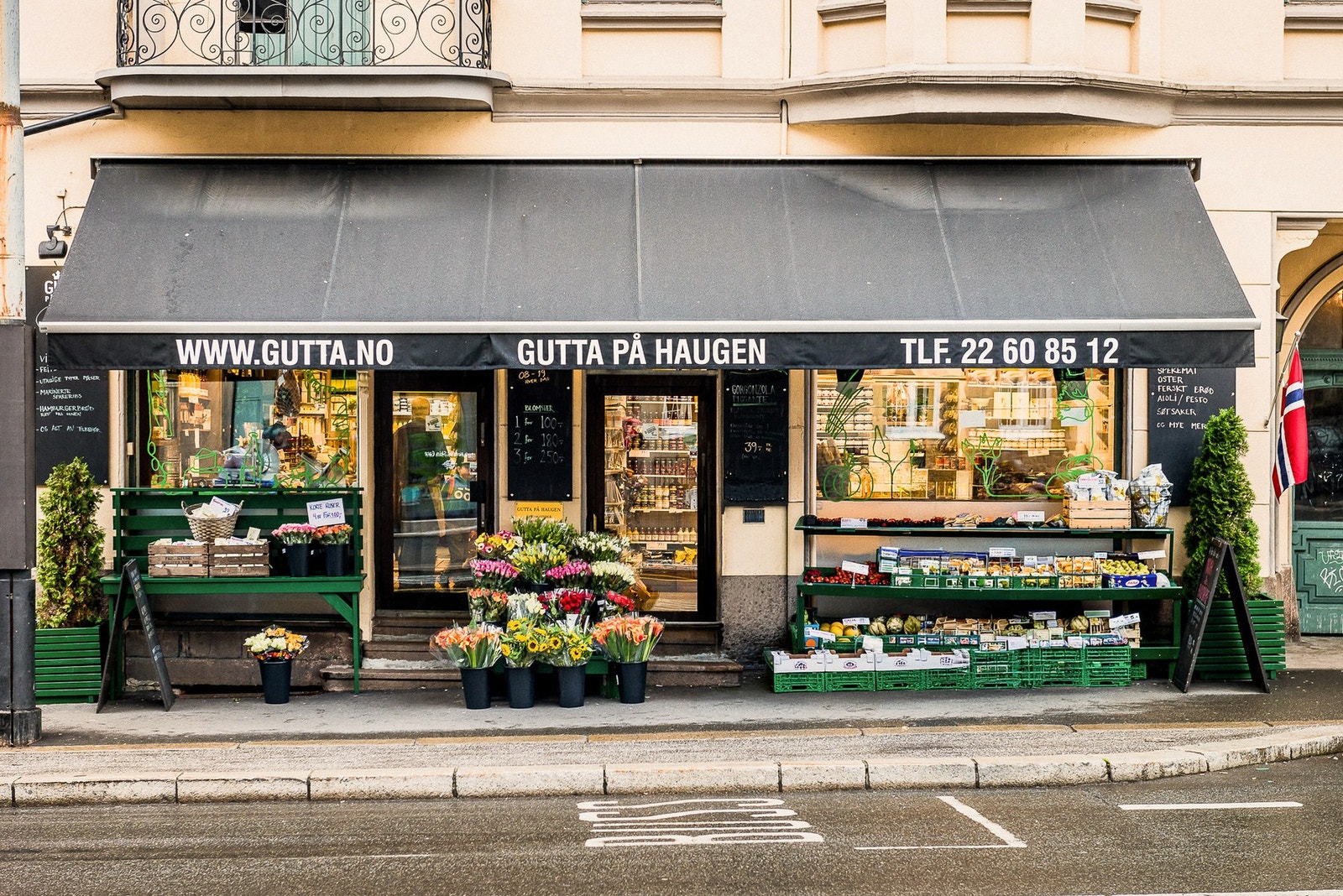 I området finnes lokale favoritter som delikatessebutikken Gutta på Haugen rett utenfor døren. Galleribilde