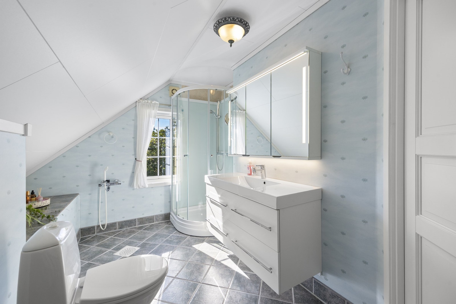 Baderom på loftet med mulighet til badekar. Galleribilde