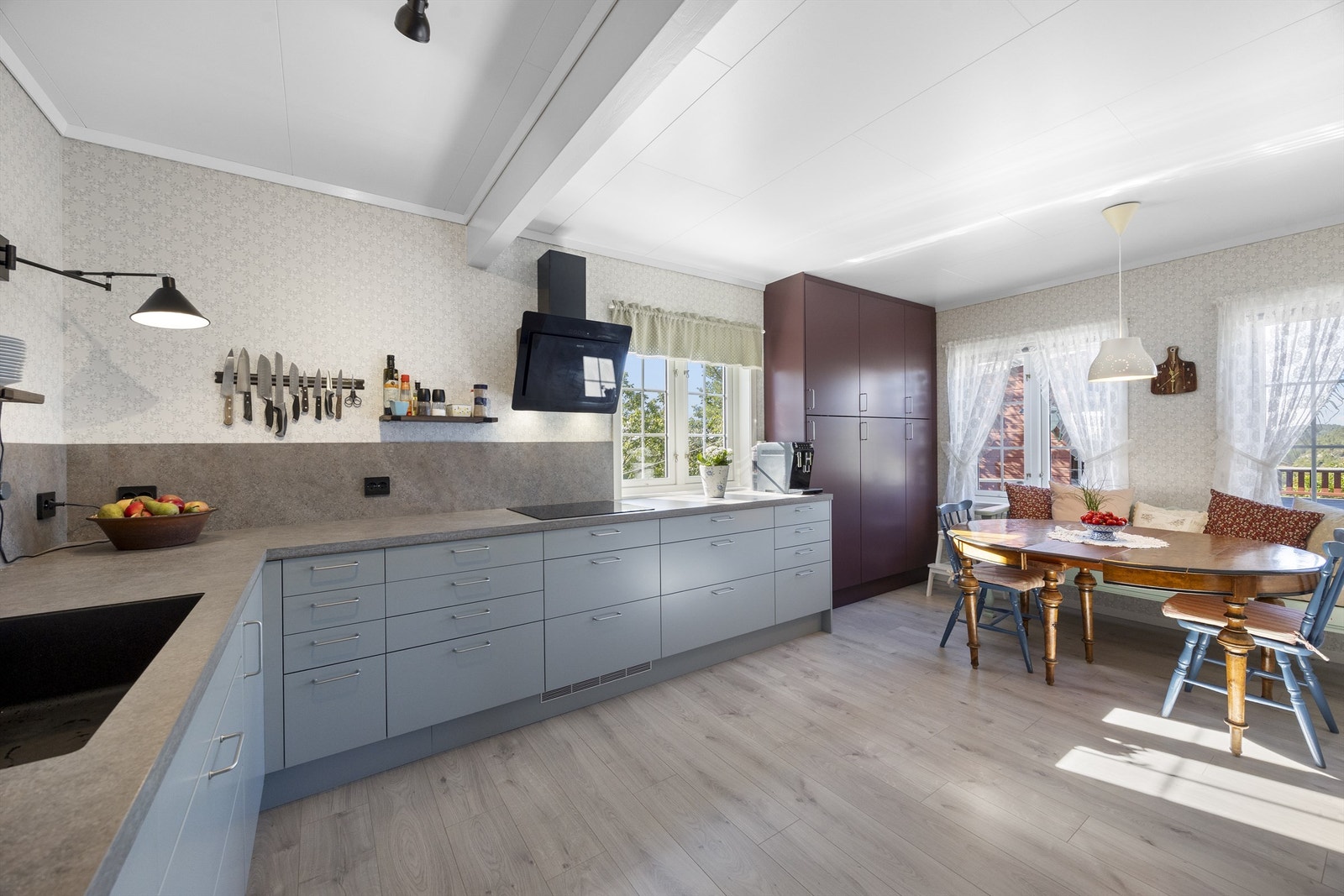 God plass til frokostbord og godt med skap- og benkeplass. Galleribilde