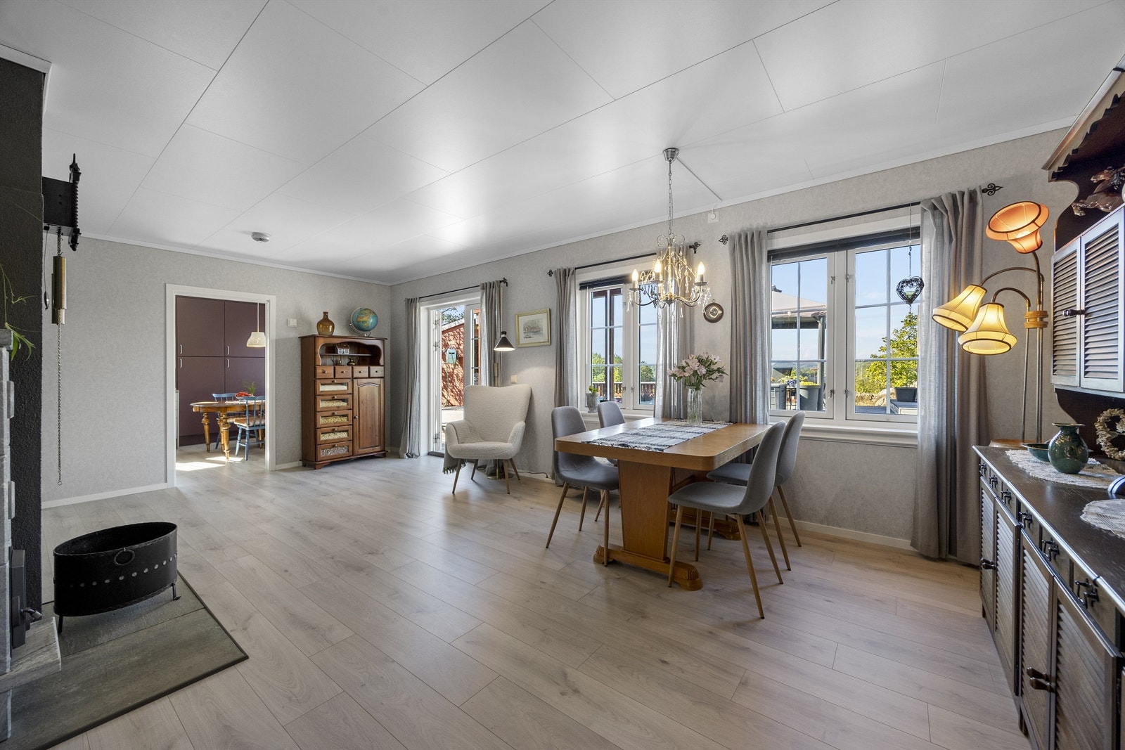 Lyse og flotte flater. Huset er meget innholdsrikt og barnevennlig med sin usjenerte beliggenhet. Galleribilde
