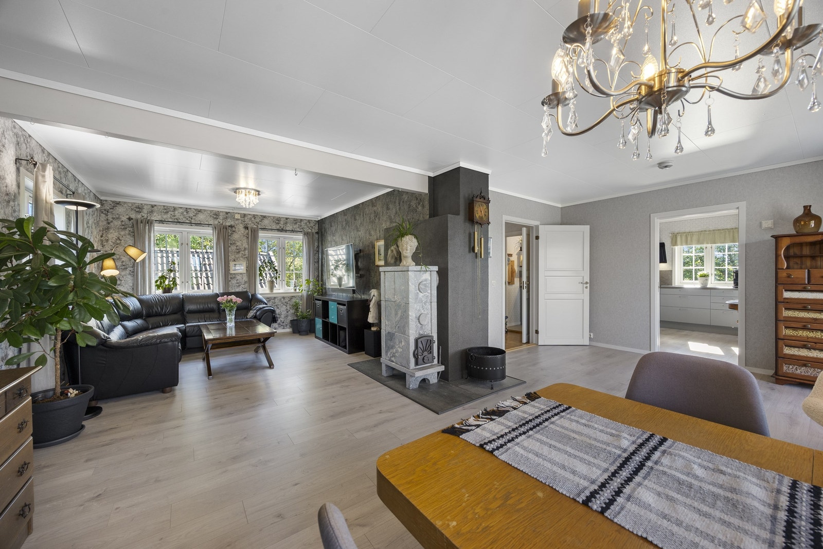 Klebersteinsovn gir godt med varme til hele huset, sammen med vannbåren varme i flere rom (gulv). Galleribilde