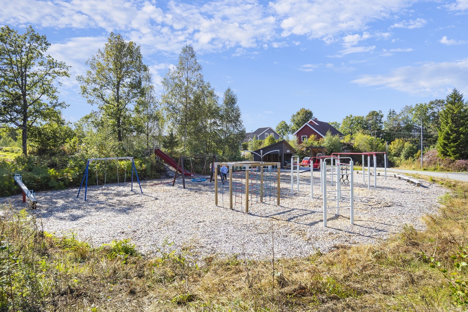 Lekeplass rett nedenfor huset - Anlegget ble opparbeidet rundt 2022 og er et flott samlingspunkt for barnefamilier. Galleribilde