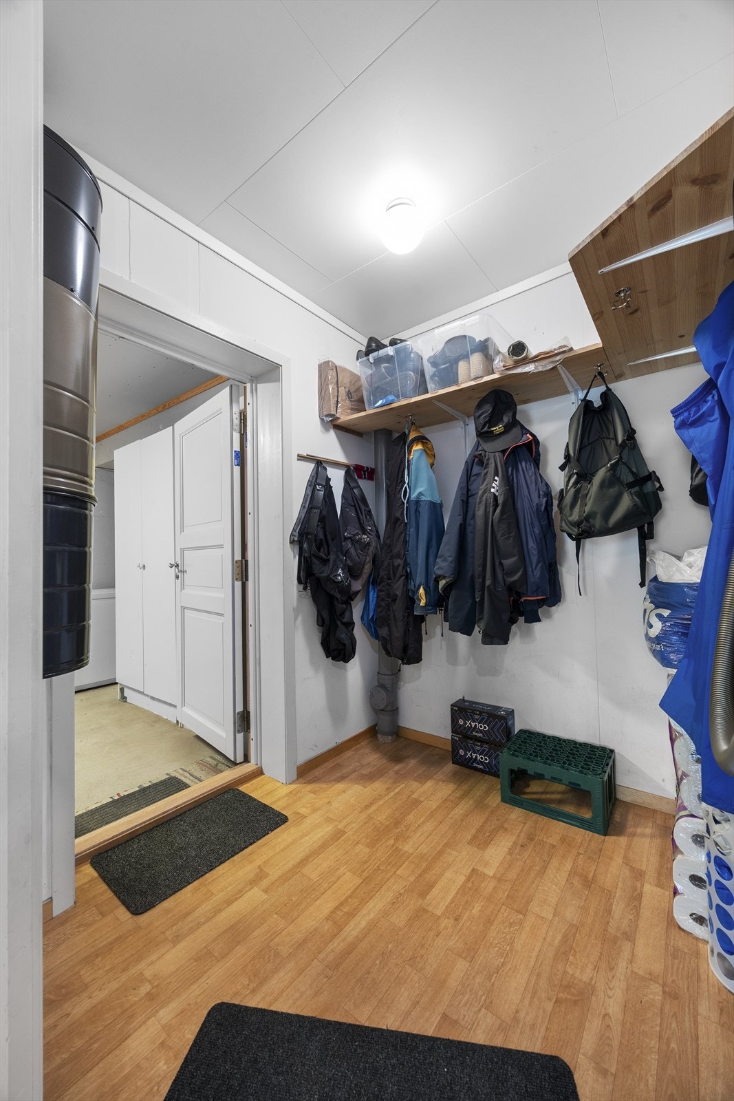 Bod/mellomgang til integrert garasje. Galleribilde