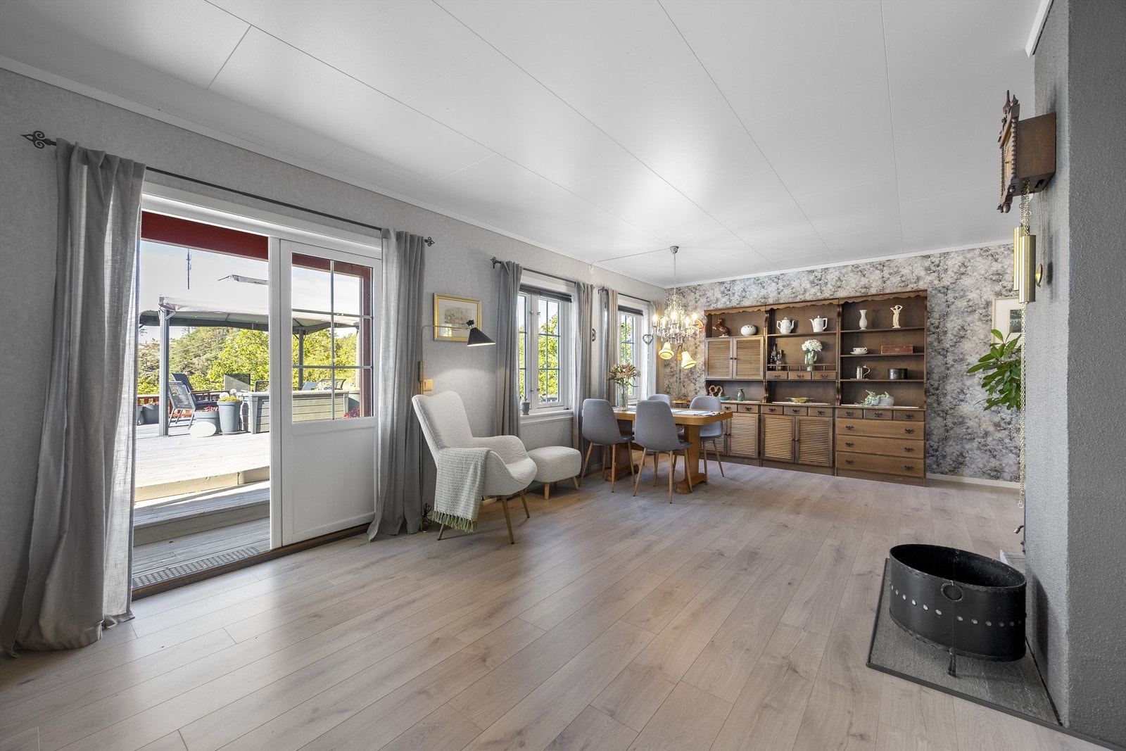 Stor stue med utgang til solrik terrasse. Galleribilde